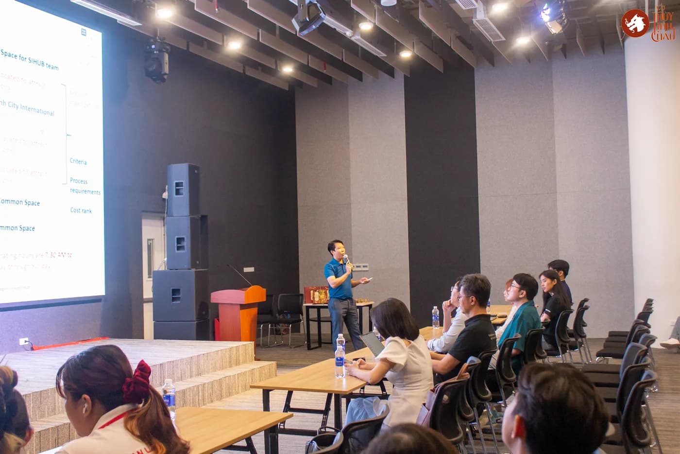 Hình ảnh diễn giả trình bày tại chương trình Navigating Vietnam’s Startup Ecosystem: Perspectives from Builders, Enablers and Educators” được tổ chức tại SIHUB .