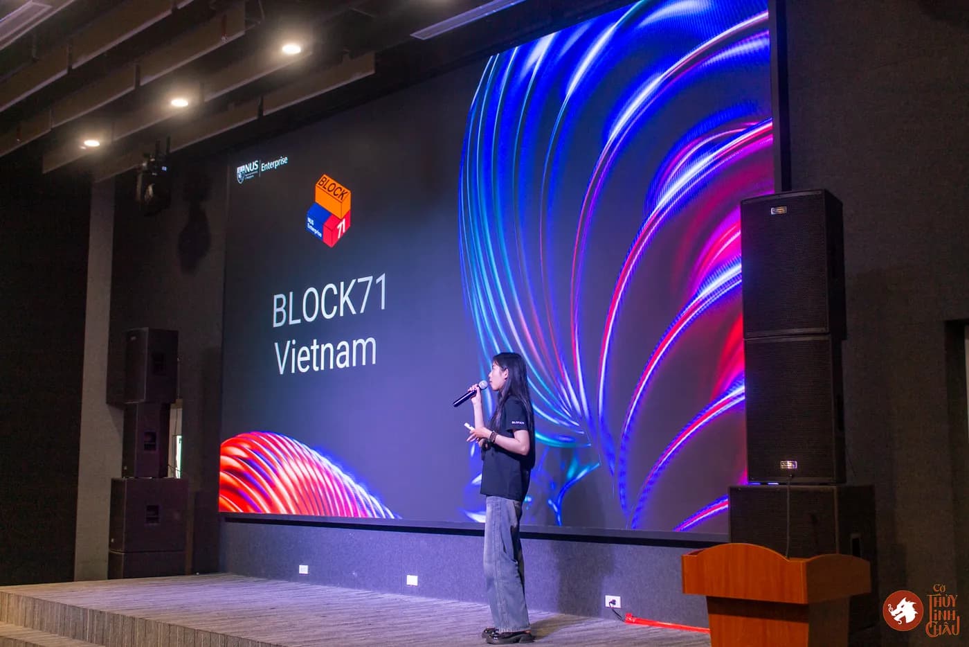 Hình ảnh diễn giả trình bày tại chương trình "Navigating Vietnam’s Startup Ecosystem: Perspectives from Builders, Enablers and Educators” được tổ chức tại SIHUB .