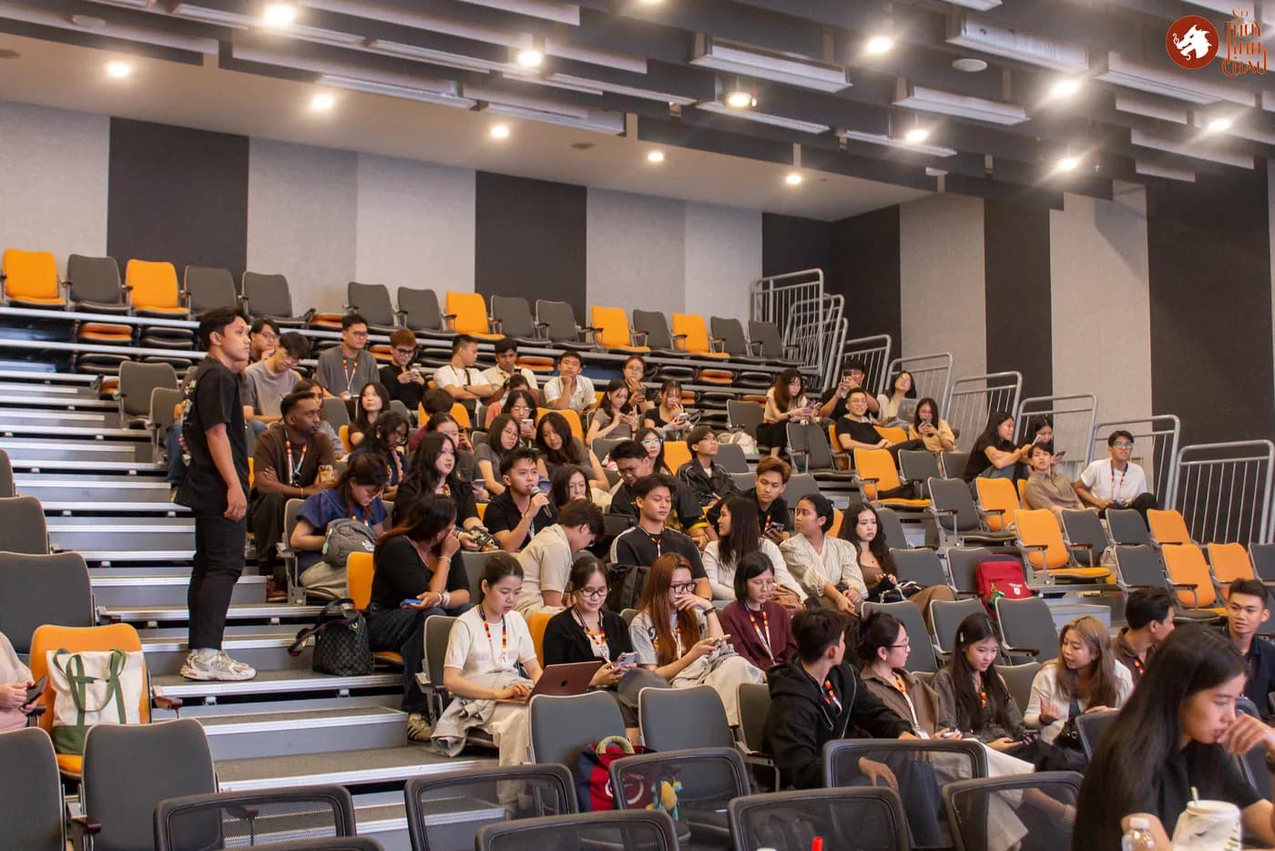 Hình ảnh bạn sinh viên tại chương trình Navigating Vietnam’s Startup Ecosystem: Perspectives from Builders, Enablers and Educators” được tổ chức tại SIHUB .