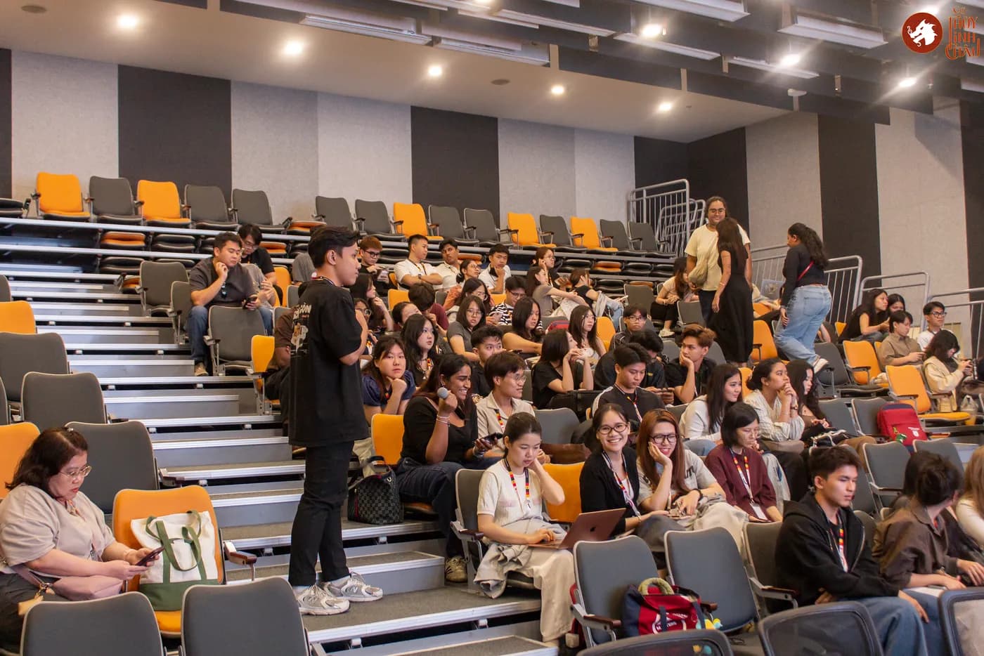Hình ảnh bạn sinh viên tại chương trình Navigating Vietnam’s Startup Ecosystem: Perspectives from Builders, Enablers and Educators” được tổ chức tại SIHUB .