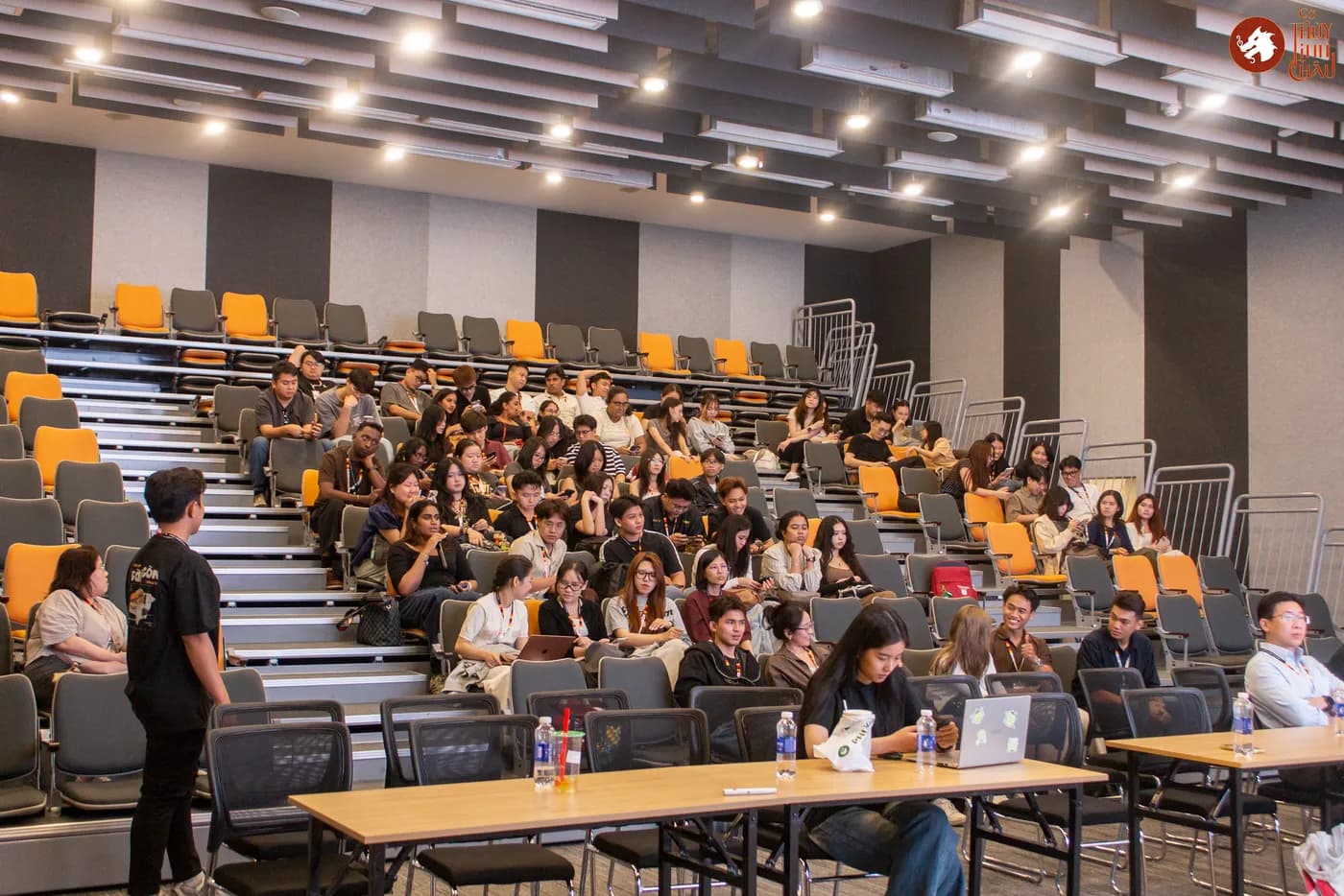 Hình ảnh bạn sinh viên tại chương trình Navigating Vietnam’s Startup Ecosystem: Perspectives from Builders, Enablers and Educators” được tổ chức tại SIHUB .