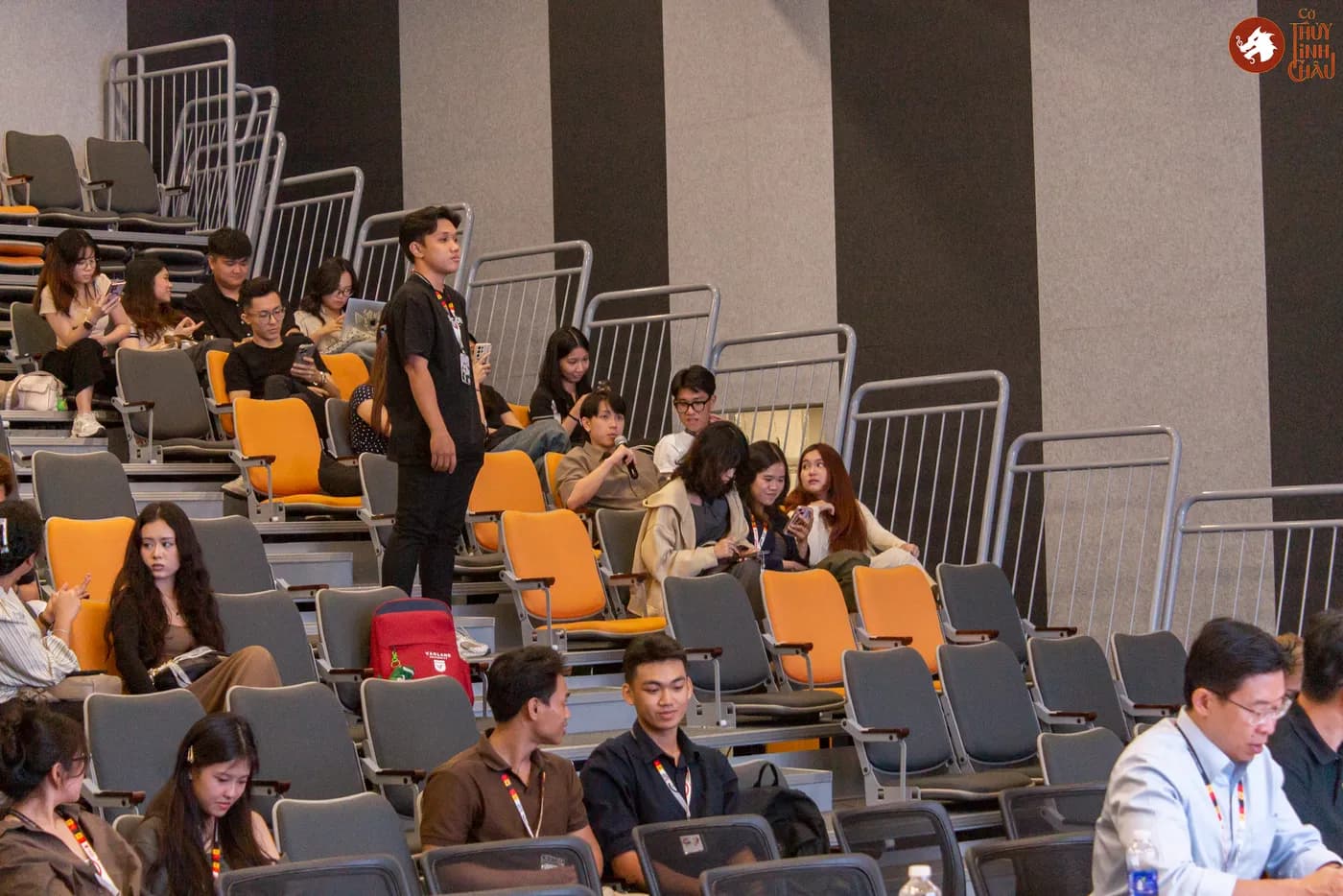 Hình ảnh bạn sinh viên tại chương trình Navigating Vietnam’s Startup Ecosystem: Perspectives from Builders, Enablers and Educators” được tổ chức tại SIHUB .