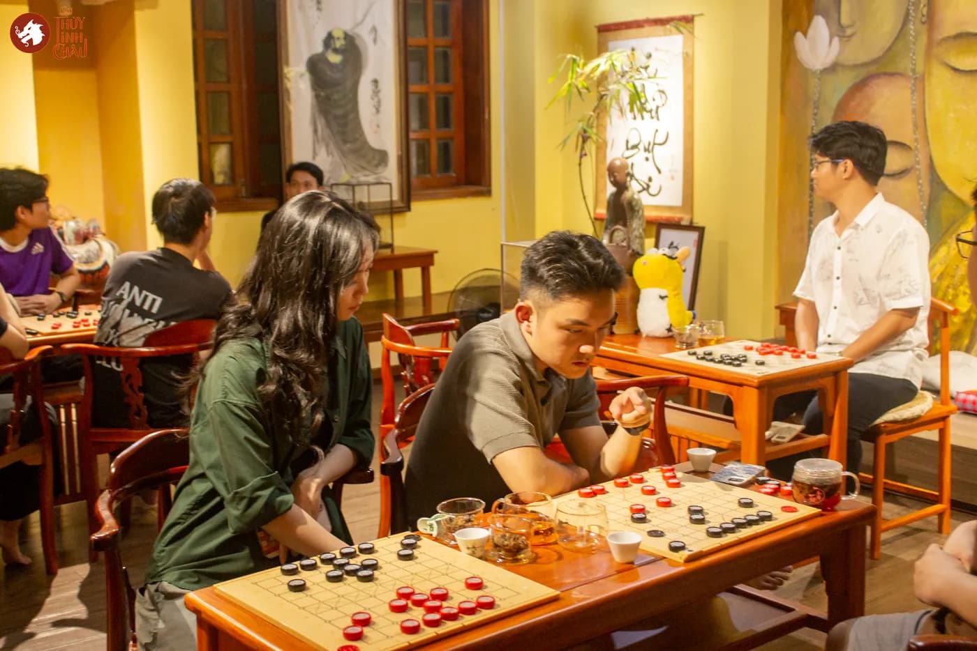 Hình ảnh khách tham dự trải nghiệm Cờ Thủy Tinh Châu tại Workshop Cờ & Trà: Tách trà cuối của tháng 5 tại Đây là An Viên Trà.
