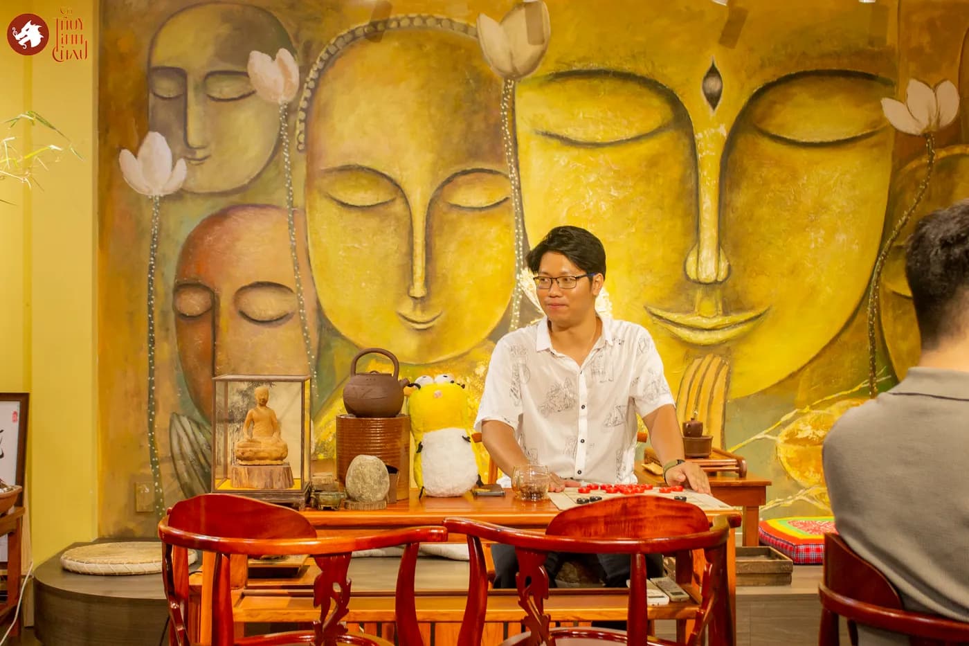 Hình ảnh Co-founder Cờ Thủy Tinh Châu chia sẻ tại Workshop Cờ & Trà: Tách trà cuối của tháng 5 tại Đây là An Viên Trà.