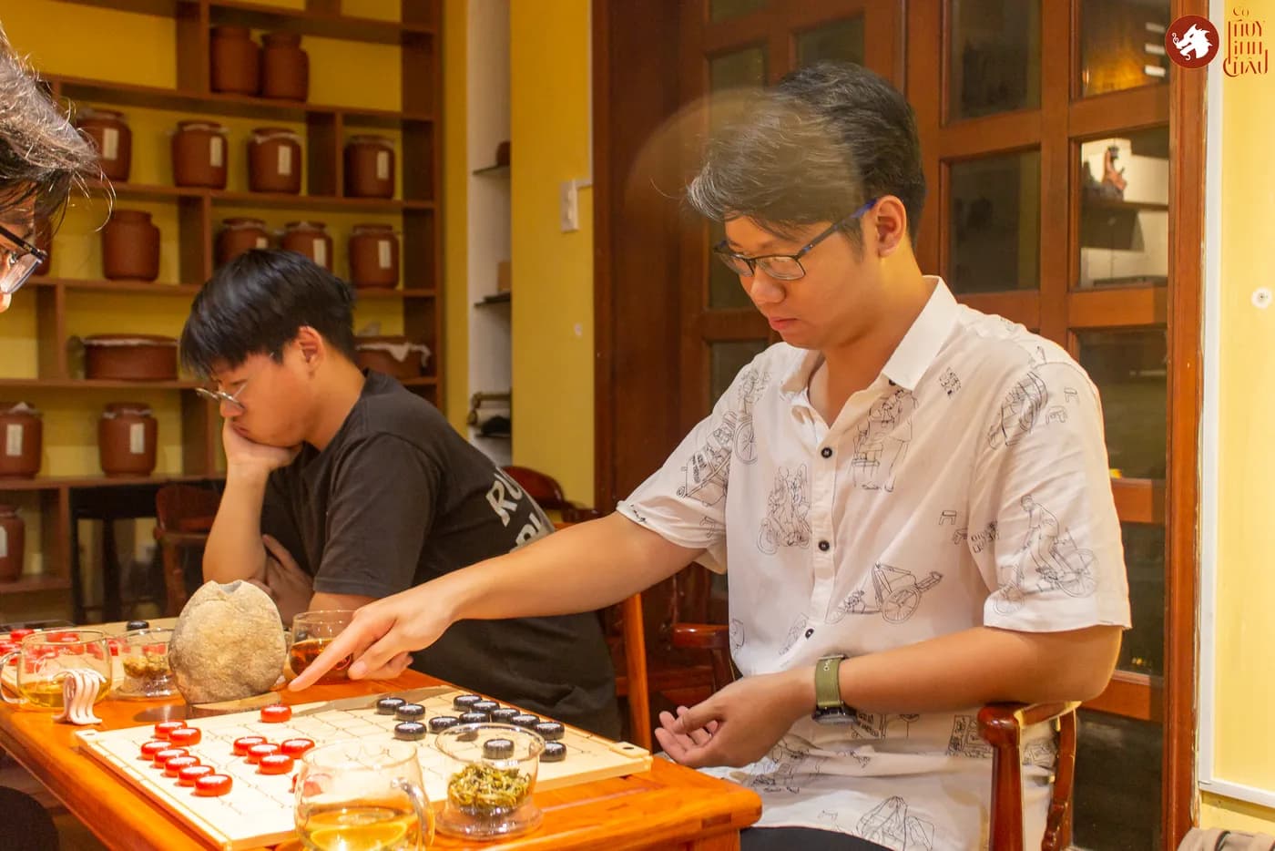 Hình ảnh khách tham dự trải nghiệm Cờ Thủy Tinh Châu tại Workshop Cờ & Trà: Tách trà cuối của tháng 5 tại Đây là An Viên Trà.