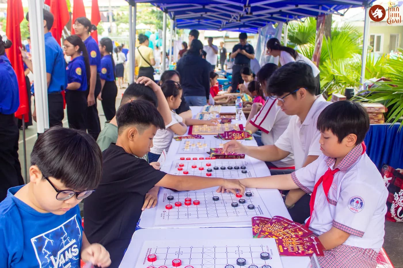 Hình ảnh các em thiếu nhi trải nghiệm những trò chơi dân gian và Cờ Thủy Tinh Châu tại “Lễ ra quân Chiến dịch Thanh niên tình nguyện Hè và hưởng ứng Tháng hành động vì trẻ em 2026” do Thành Đoàn Đồng Nai cùng Đoàn phường Trấn Biên phối hợp tổ chức.