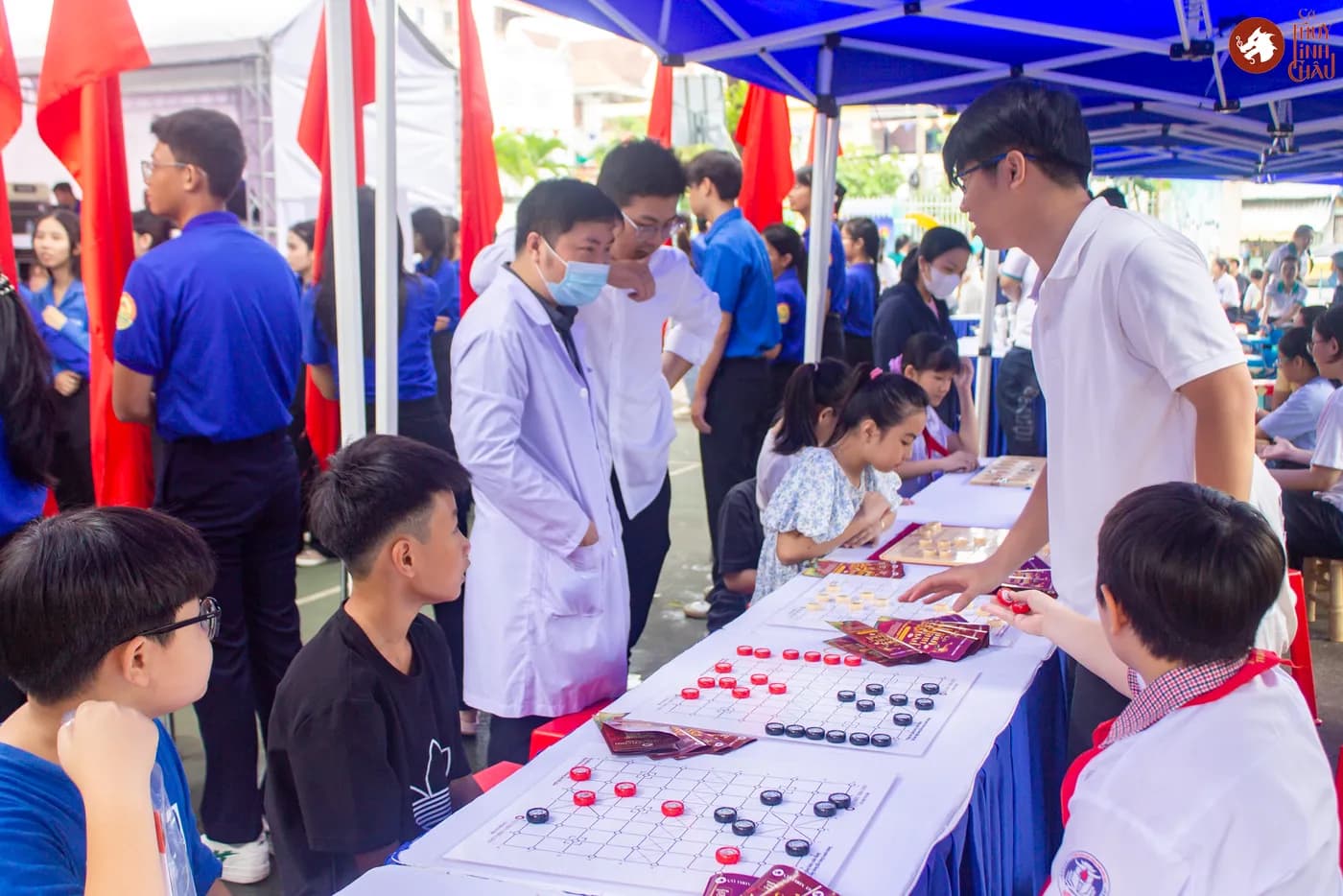 Hình ảnh các em thiếu nhi trải nghiệm những trò chơi dân gian và Cờ Thủy Tinh Châu tại “Lễ ra quân Chiến dịch Thanh niên tình nguyện Hè và hưởng ứng Tháng hành động vì trẻ em 2026” do Thành Đoàn Đồng Nai cùng Đoàn phường Trấn Biên phối hợp tổ chức.