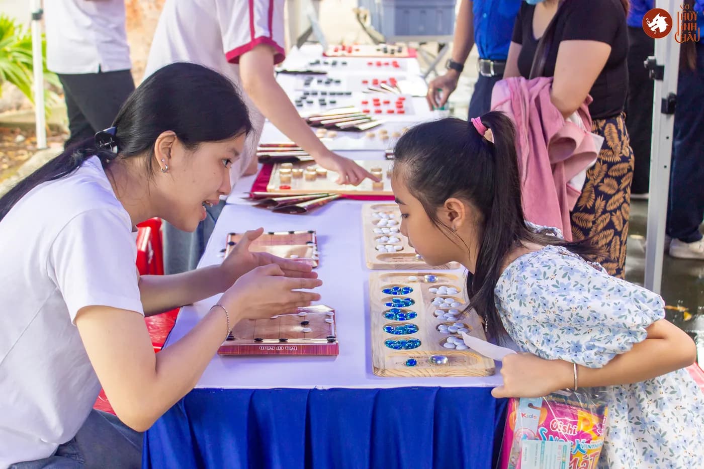 Hình ảnh các em thiếu nhi trải nghiệm những trò chơi dân gian và Cờ Thủy Tinh Châu tại “Lễ ra quân Chiến dịch Thanh niên tình nguyện Hè và hưởng ứng Tháng hành động vì trẻ em 2026” do Thành Đoàn Đồng Nai cùng Đoàn phường Trấn Biên phối hợp tổ chức.