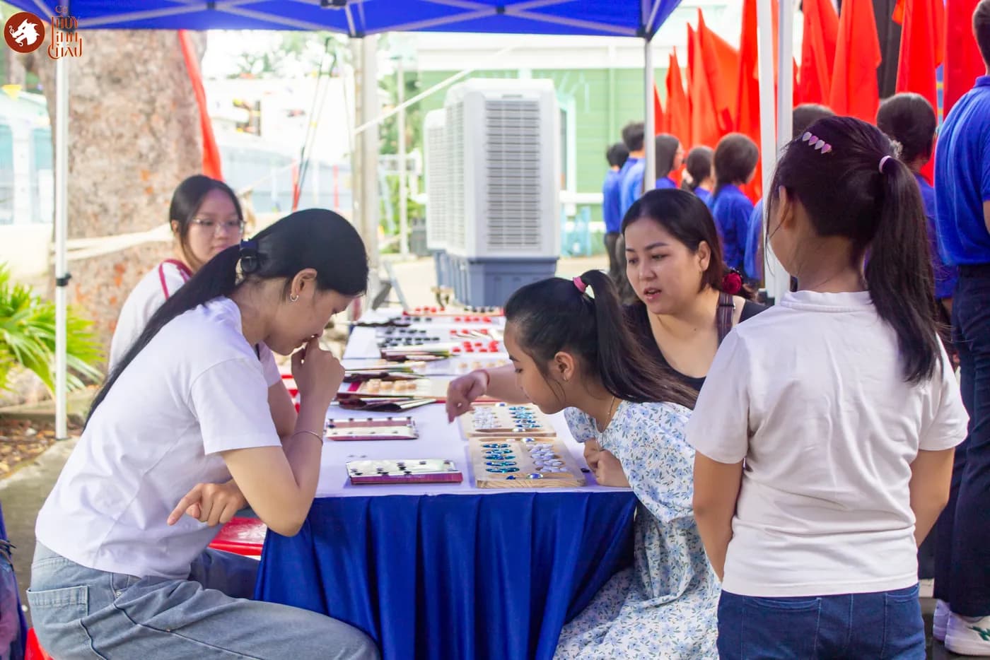 Hình ảnh các em thiếu nhi trải nghiệm những trò chơi dân gian và Cờ Thủy Tinh Châu tại “Lễ ra quân Chiến dịch Thanh niên tình nguyện Hè và hưởng ứng Tháng hành động vì trẻ em 2026” do Thành Đoàn Đồng Nai cùng Đoàn phường Trấn Biên phối hợp tổ chức.
