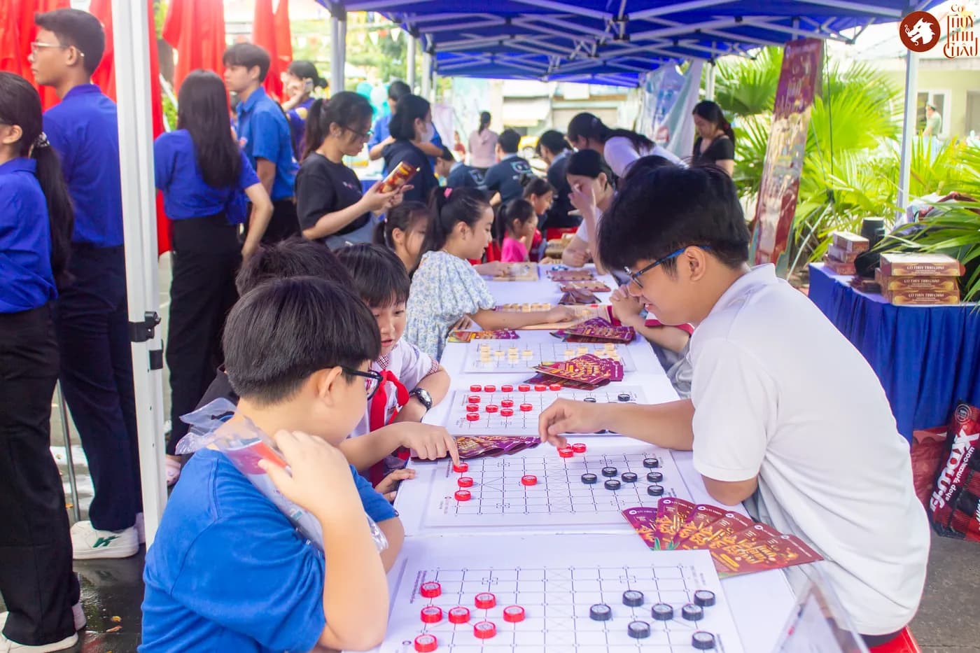 Hình ảnh các em thiếu nhi trải nghiệm những trò chơi dân gian và Cờ Thủy Tinh Châu tại “Lễ ra quân Chiến dịch Thanh niên tình nguyện Hè và hưởng ứng Tháng hành động vì trẻ em 2026” do Thành Đoàn Đồng Nai cùng Đoàn phường Trấn Biên phối hợp tổ chức.