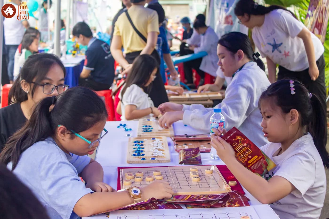 Hình ảnh các em thiếu nhi trải nghiệm những trò chơi dân gian và Cờ Thủy Tinh Châu tại “Lễ ra quân Chiến dịch Thanh niên tình nguyện Hè và hưởng ứng Tháng hành động vì trẻ em 2026” do Thành Đoàn Đồng Nai cùng Đoàn phường Trấn Biên phối hợp tổ chức.