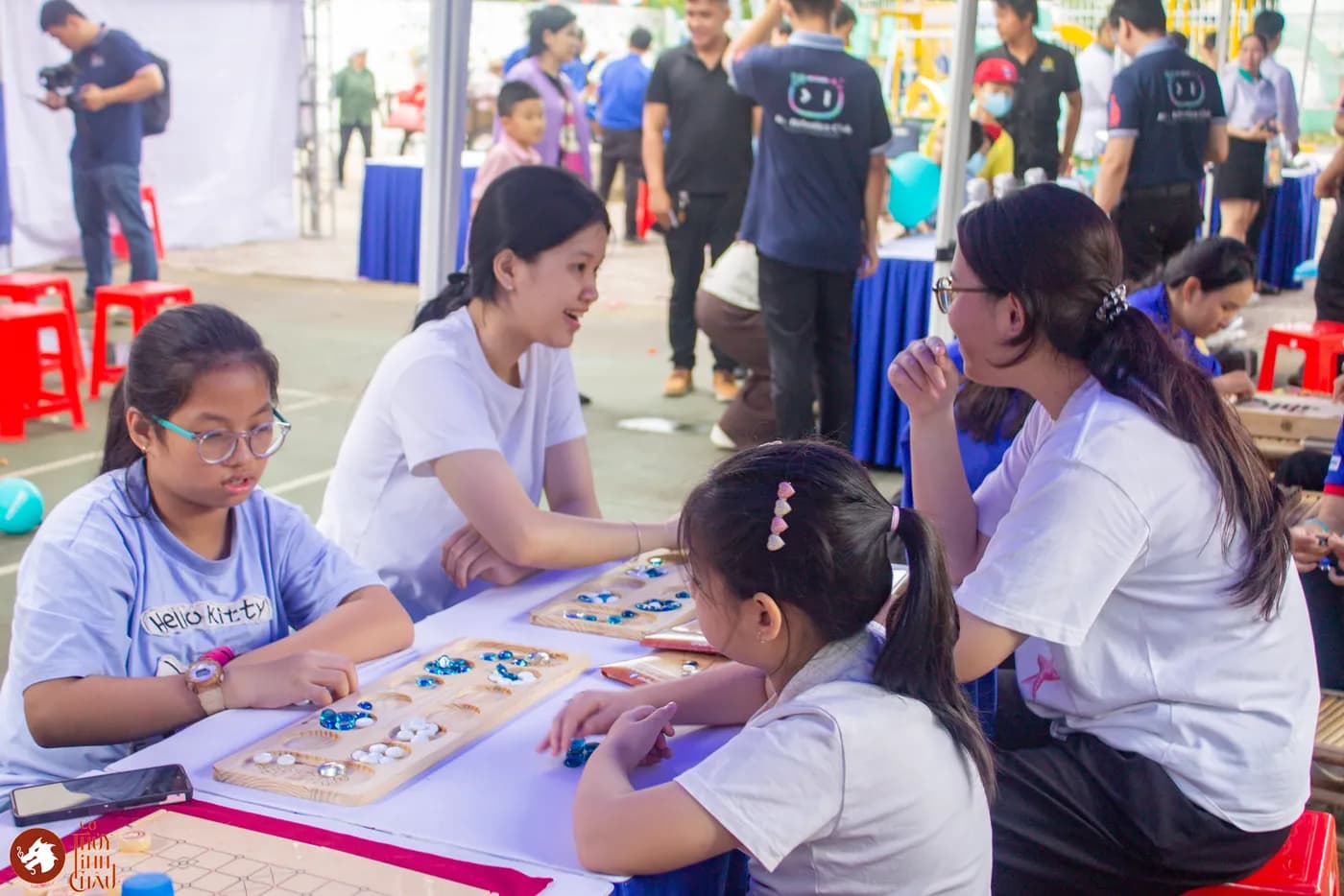 Hình ảnh các em thiếu nhi trải nghiệm những trò chơi dân gian và Cờ Thủy Tinh Châu tại “Lễ ra quân Chiến dịch Thanh niên tình nguyện Hè và hưởng ứng Tháng hành động vì trẻ em 2026” do Thành Đoàn Đồng Nai cùng Đoàn phường Trấn Biên phối hợp tổ chức.