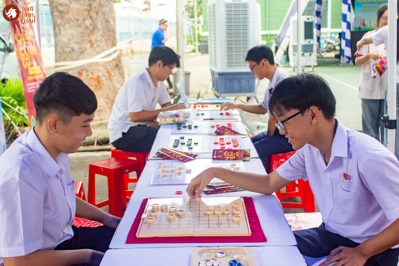 Hình ảnh các em thiếu nhi trải nghiệm những trò chơi dân gian và Cờ Thủy Tinh Châu tại “Lễ ra quân Chiến dịch Thanh niên tình nguyện Hè và hưởng ứng Tháng hành động vì trẻ em 2026” do Thành Đoàn Đồng Nai cùng Đoàn phường Trấn Biên phối hợp tổ chức.