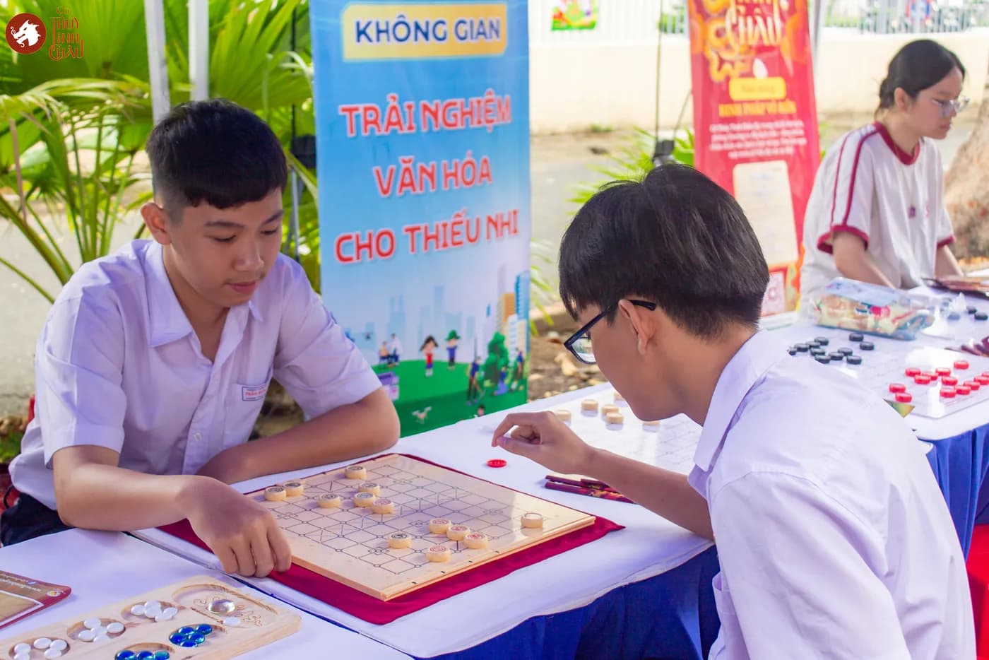 Hình ảnh các em thiếu nhi trải nghiệm những trò chơi dân gian và Cờ Thủy Tinh Châu tại “Lễ ra quân Chiến dịch Thanh niên tình nguyện Hè và hưởng ứng Tháng hành động vì trẻ em 2026” do Thành Đoàn Đồng Nai cùng Đoàn phường Trấn Biên phối hợp tổ chức.