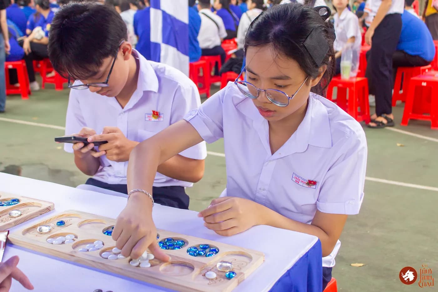 Hình ảnh các em thiếu nhi trải nghiệm những trò chơi dân gian và Cờ Thủy Tinh Châu tại “Lễ ra quân Chiến dịch Thanh niên tình nguyện Hè và hưởng ứng Tháng hành động vì trẻ em 2026” do Thành Đoàn Đồng Nai cùng Đoàn phường Trấn Biên phối hợp tổ chức.
