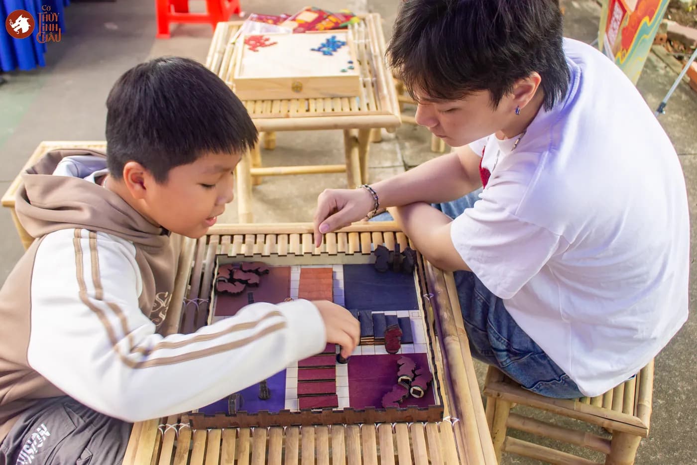 Hình ảnh các em thiếu nhi trải nghiệm những trò chơi dân gian và Cờ Thủy Tinh Châu tại “Lễ ra quân Chiến dịch Thanh niên tình nguyện Hè và hưởng ứng Tháng hành động vì trẻ em 2026” do Thành Đoàn Đồng Nai cùng Đoàn phường Trấn Biên phối hợp tổ chức.