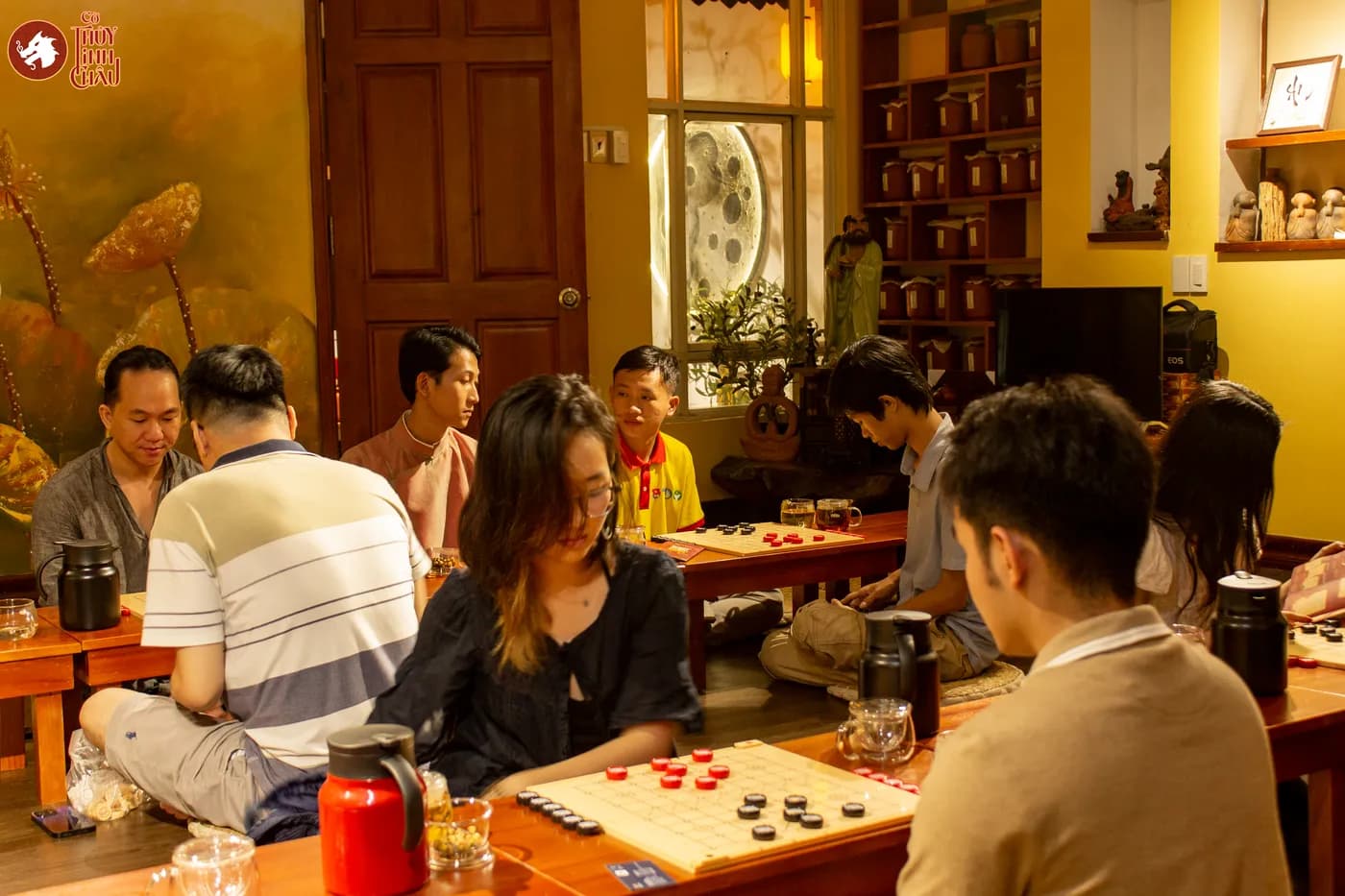 Hình ảnh mọi người tham gia trải nghiệm Cờ Thủy Tinh Châu tại buổi workshop Cờ và Trà 1 tại Đây là An Viên Trà.