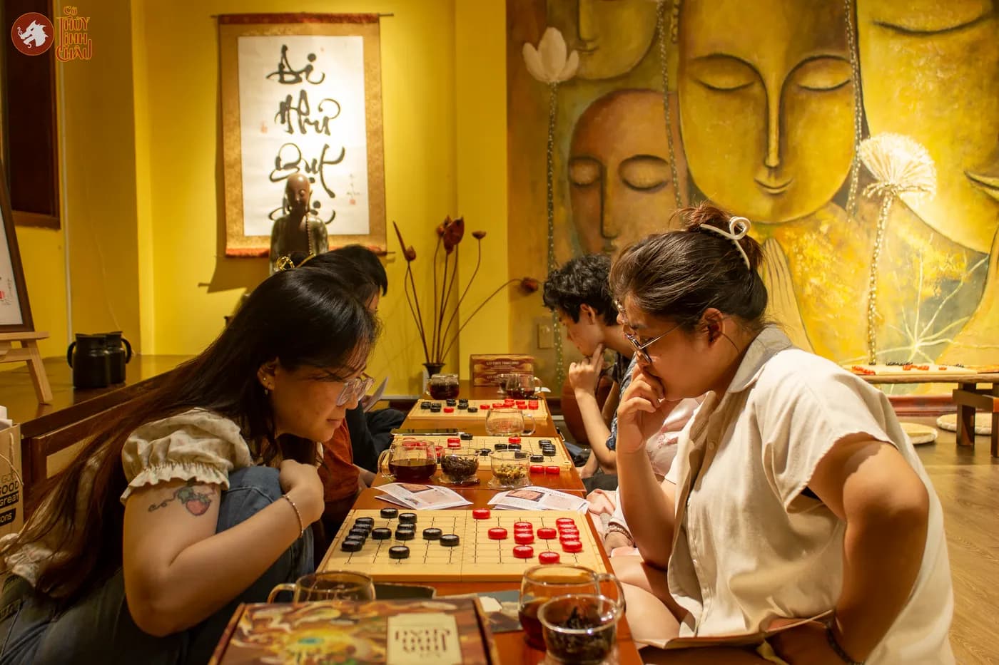 Hình ảnh mọi người tham gia trải nghiệm Cờ Thủy Tinh Châu tại buổi workshop Cờ và Trà 2 tại Đây là An Viên Trà.