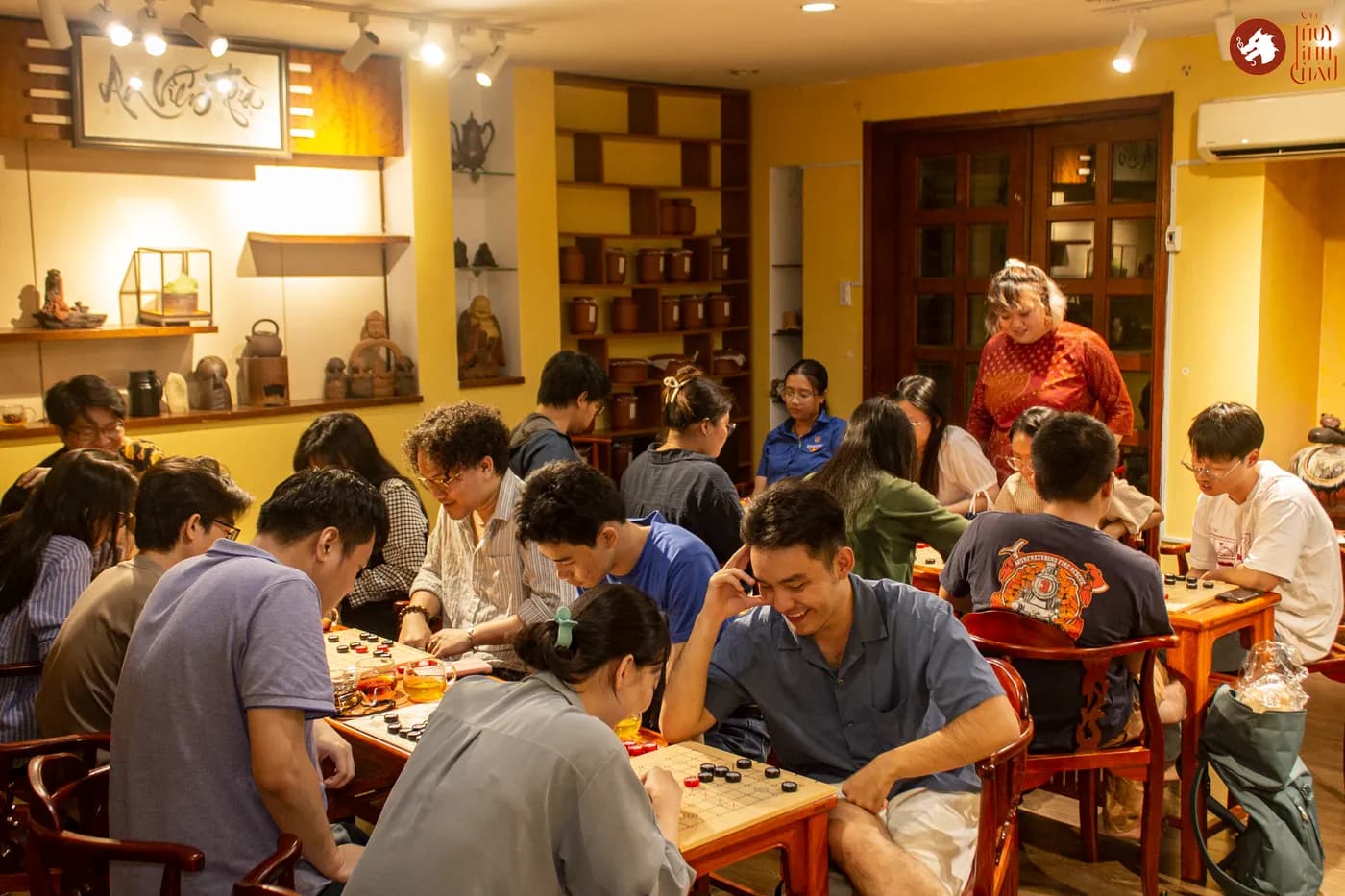 Hình ảnh mọi người tham gia trải nghiệm Cờ Thủy Tinh Châu tại buổi workshop Cờ và Trà 5 tại Đây là An Viên Trà.