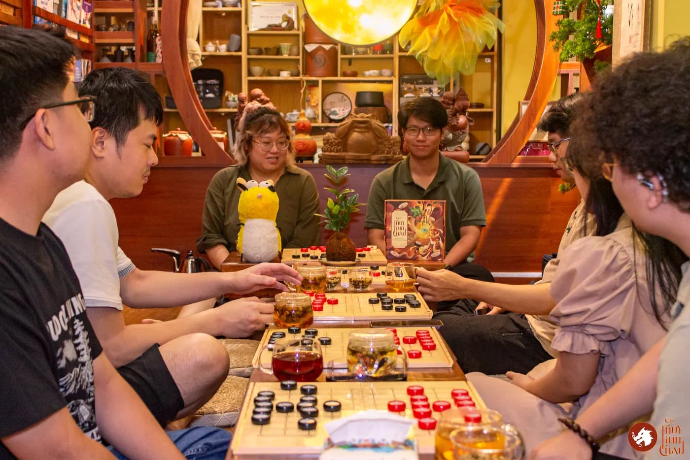 Hình ảnh mọi người tham gia trải nghiệm Cờ Thủy Tinh Châu tại buổi workshop Cờ và Trà không talkshow tại Đây là An Viên Trà.