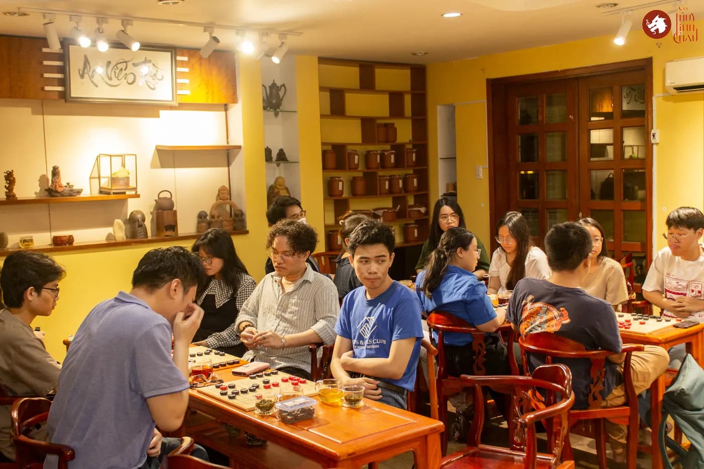 Hình ảnh mọi người tham gia trải nghiệm Cờ Thủy Tinh Châu tại buổi workshop Cờ và Trà 5 tại Đây là An Viên Trà.