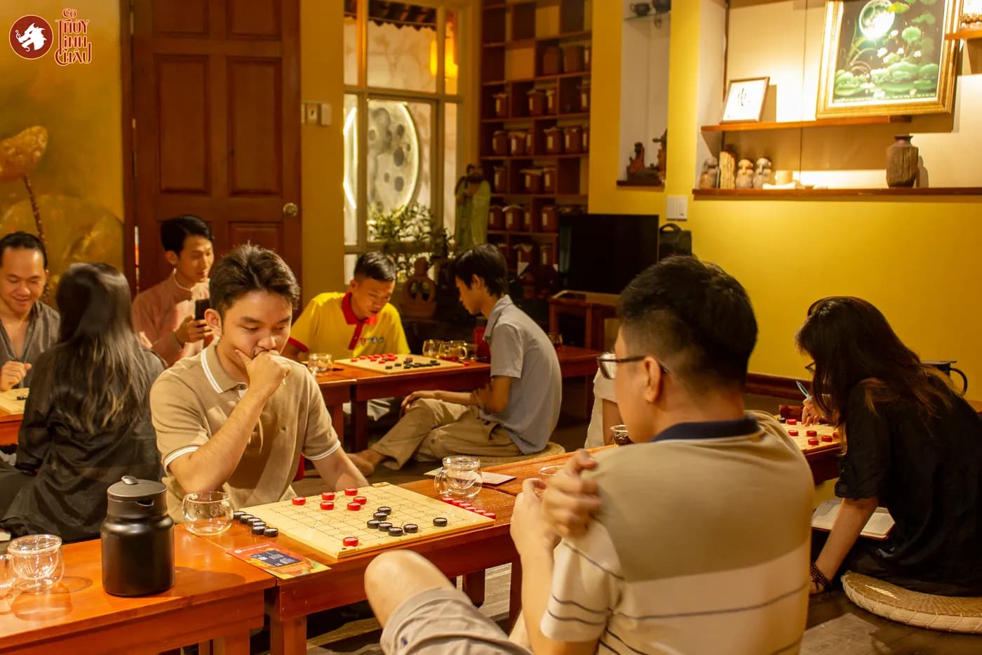 Hình ảnh mọi người tham gia trải nghiệm Cờ Thủy Tinh Châu tại buổi workshop Cờ và Trà 1 tại Đây là An Viên Trà.