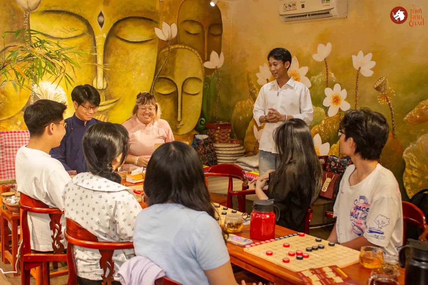 Hình ảnh mọi người tham gia trải nghiệm Cờ Thủy Tinh Châu tại buổi workshop Cờ và Trà 4 tại Đây là An Viên Trà.