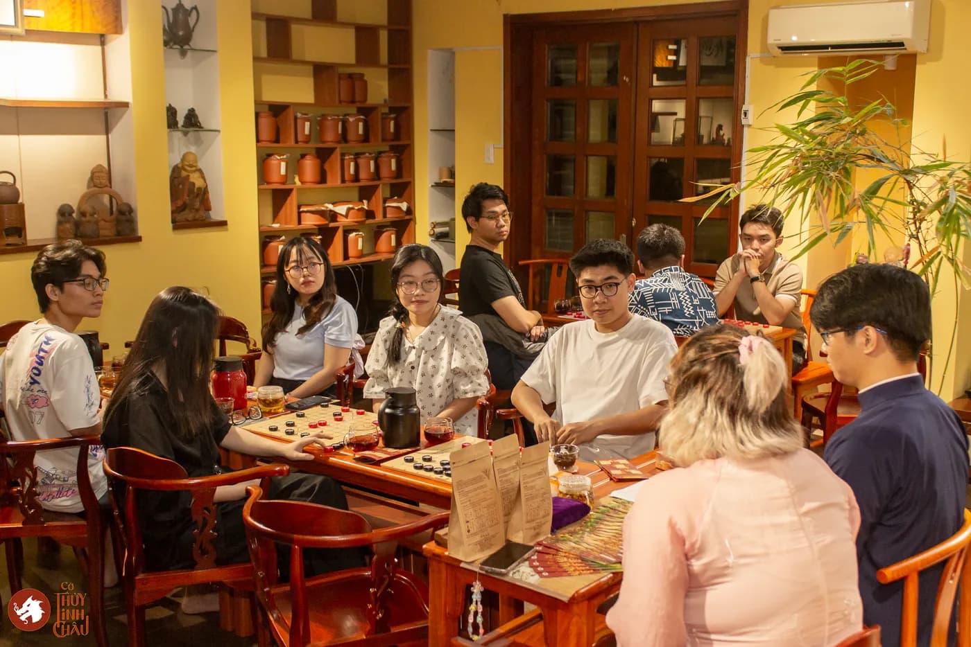 Hình ảnh mọi người tham gia trải nghiệm Cờ Thủy Tinh Châu tại buổi workshop Cờ và Trà 4 tại Đây là An Viên Trà.