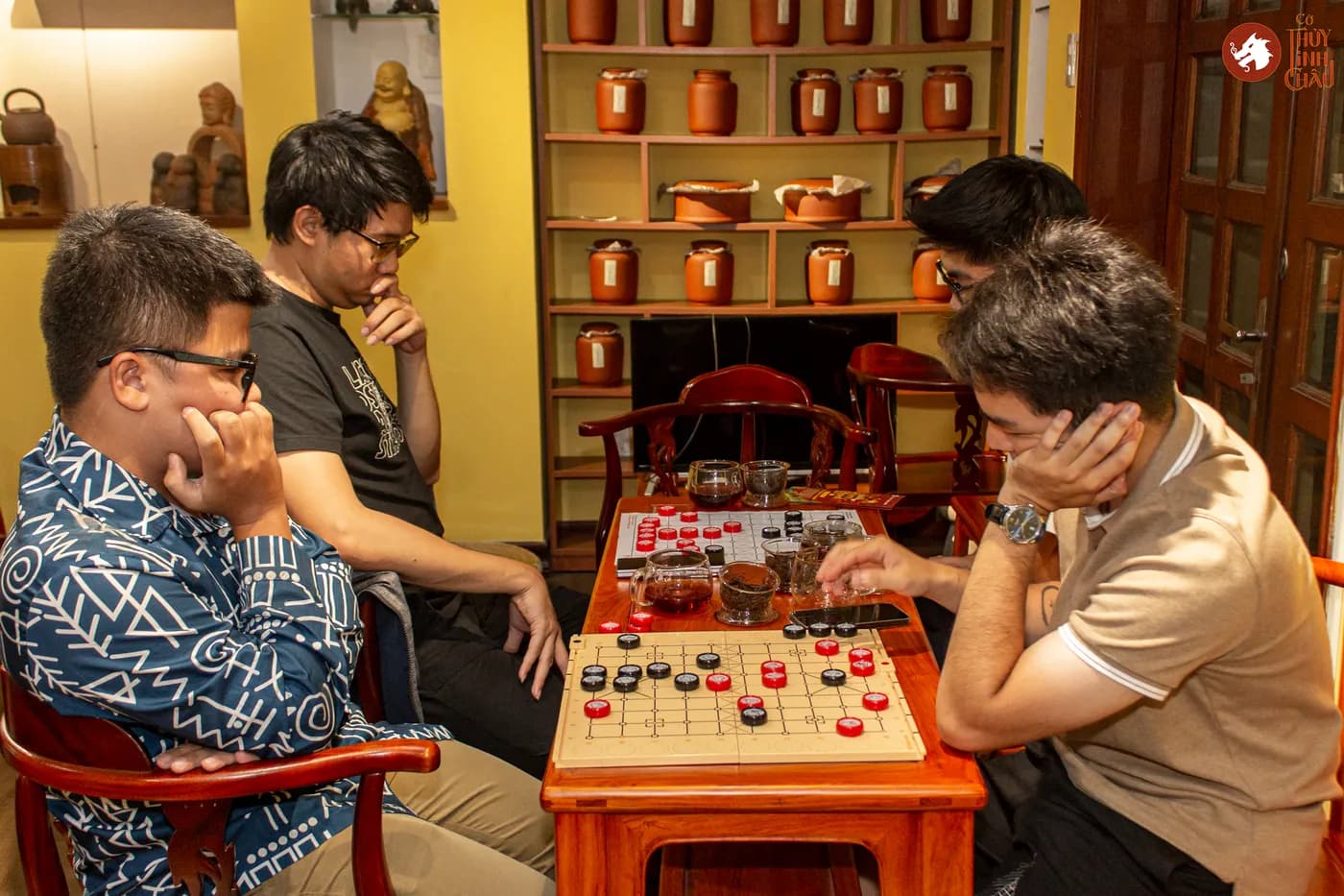 Hình ảnh mọi người tham gia trải nghiệm Cờ Thủy Tinh Châu tại buổi workshop Cờ và Trà 4 tại Đây là An Viên Trà.
