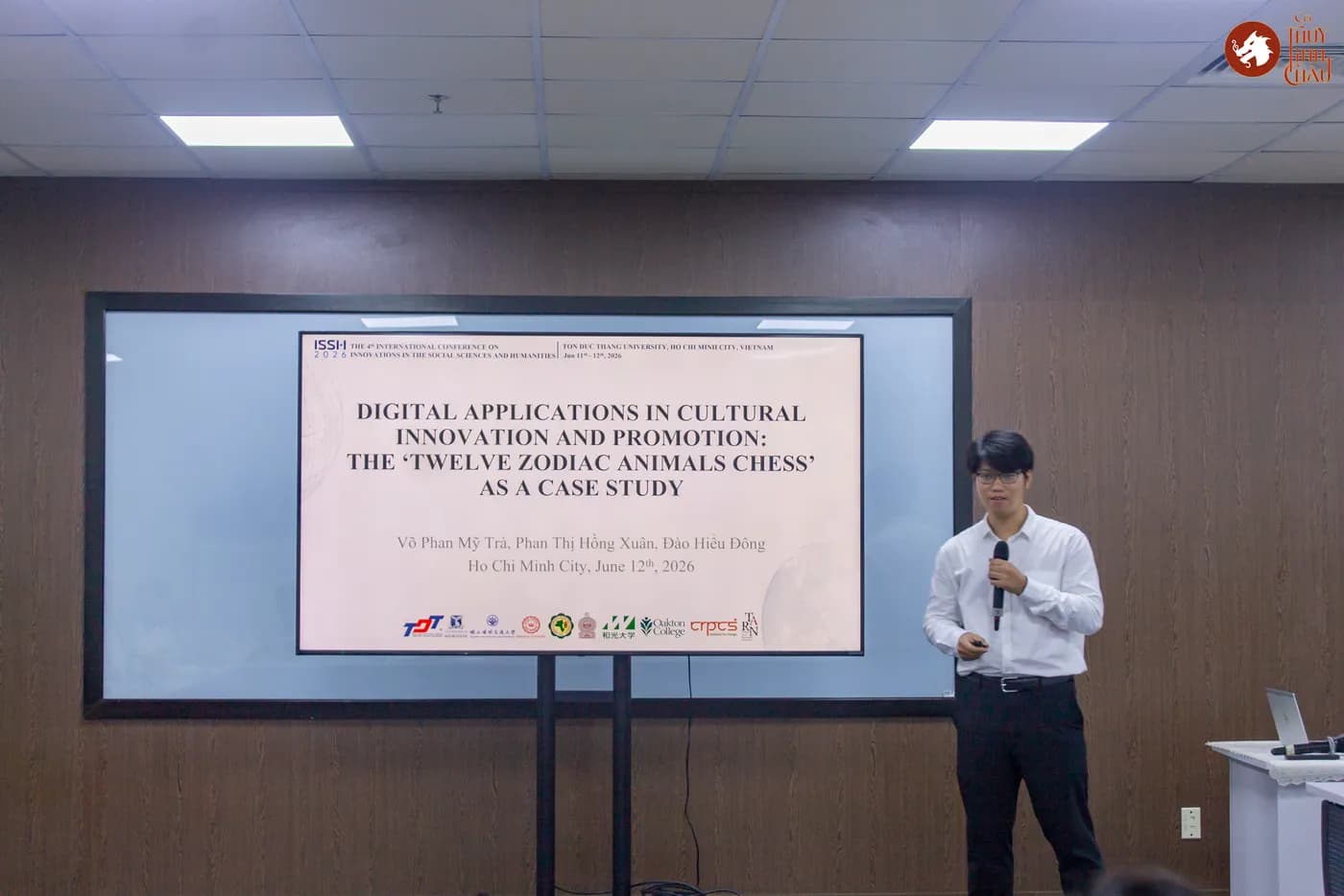 Hình ảnh Co-founder Cờ Thủy Tinh Châu trình bày nghiên cứu tại Hội thảo quốc tế lần thứ 4 (ISSH 2026) do Trường Đại học Tôn Đức Thắng cùng các tổ chức học thuật trên thế giới đồng tổ chức.