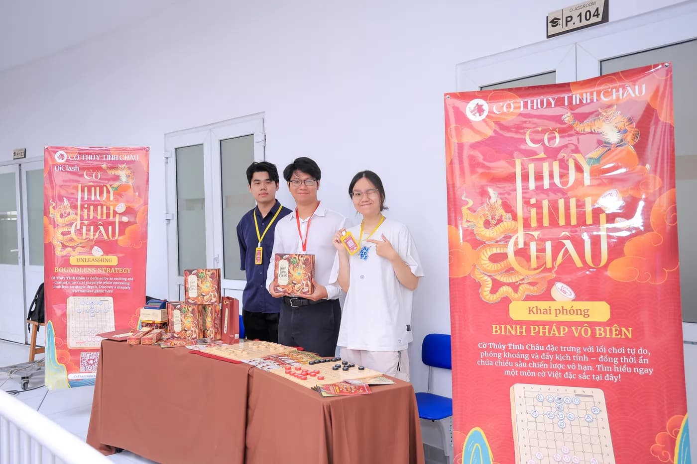 Hình ảnh Team Cờ Thủy Tinh Châu cùng gian hàng tại sự kiện Lễ khánh thành của Trường TH-THCS Đông Sài Gòn.