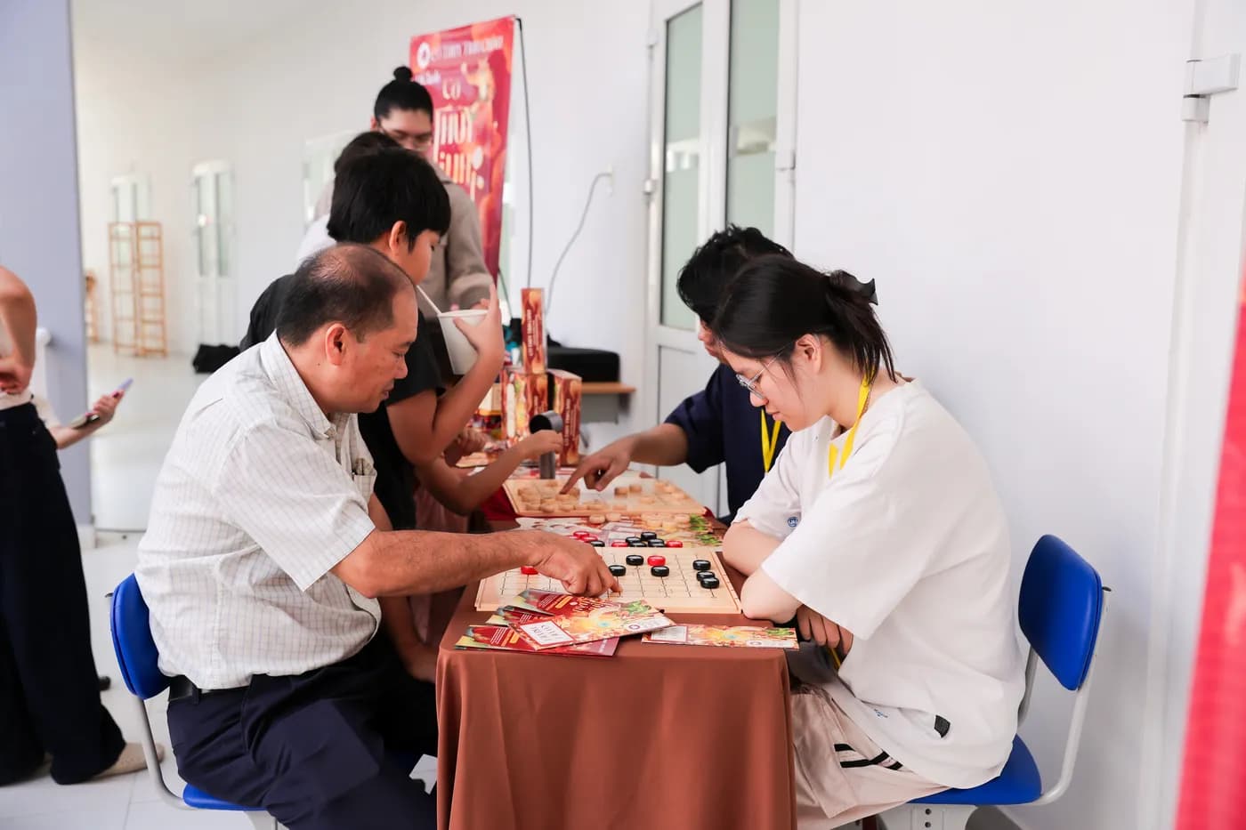 Hình ảnh khách tham dự trải nghiệm Cờ Thủy Tinh Châu tại sự kiện Lễ khánh thành của Trường TH-THCS Đông Sài Gòn.