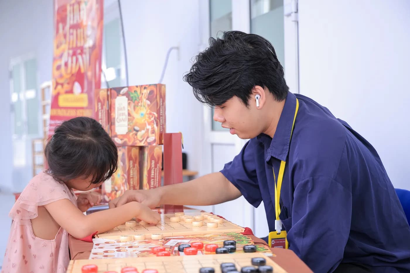 Hình ảnh khách tham dự trải nghiệm Cờ Thủy Tinh Châu tại sự kiện Lễ khánh thành của Trường TH-THCS Đông Sài Gòn.