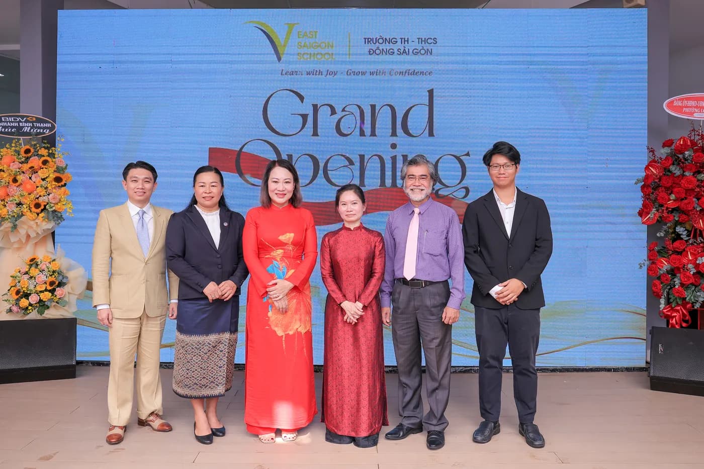 Hình ảnh Co-founder Cờ Thủy Tinh Châu chụp hình cùng các đại biểu tại sự kiện Lễ khánh thành của Trường TH-THCS Đông Sài Gòn.