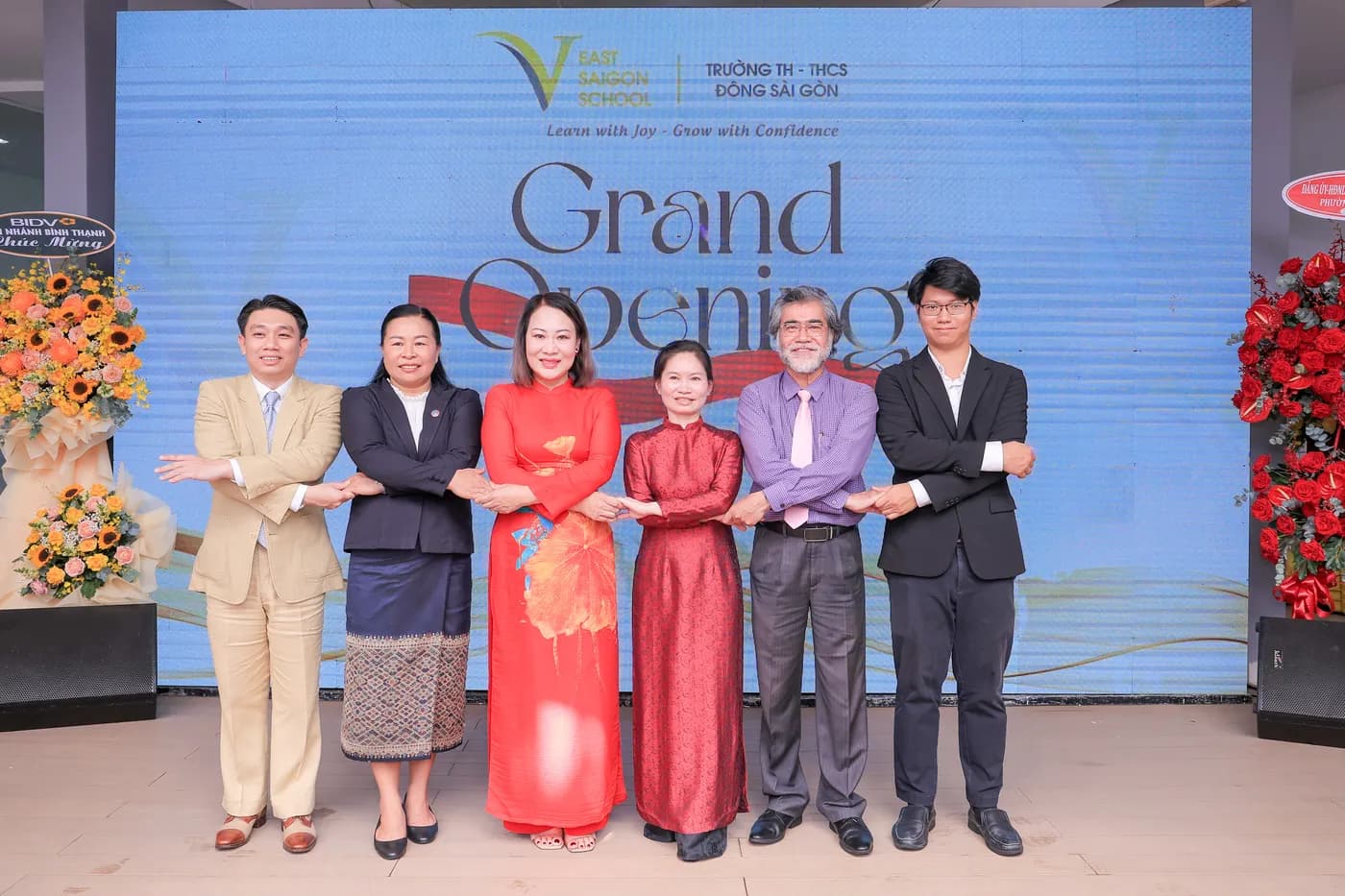 Hình ảnh Co-founder Cờ Thủy Tinh Châu chụp hình cùng các đại biểu tại sự kiện Lễ khánh thành của Trường TH-THCS Đông Sài Gòn.
