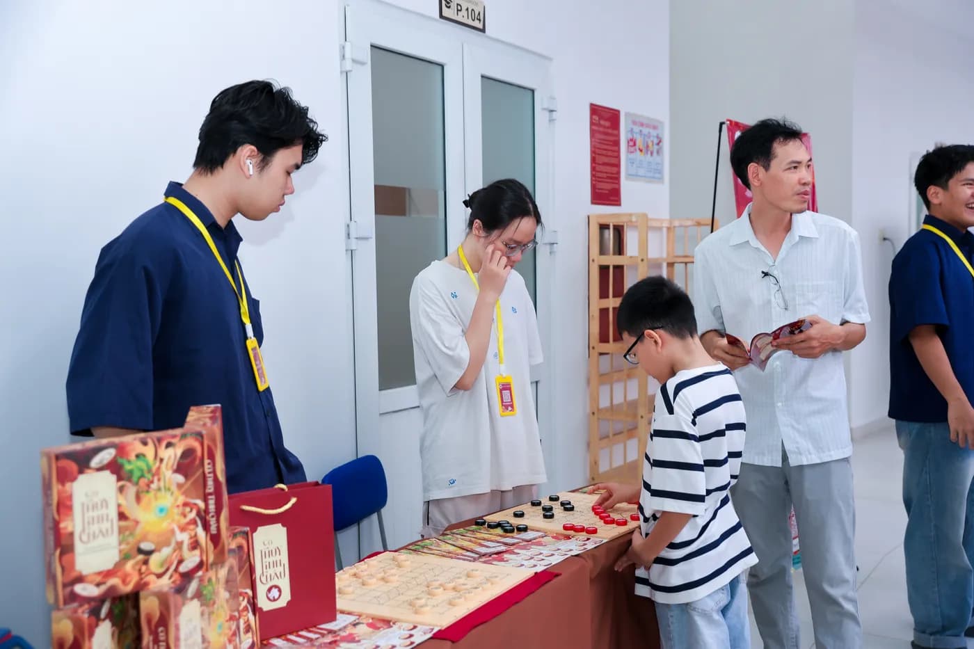 Hình ảnh khách tham dự trải nghiệm Cờ Thủy Tinh Châu tại sự kiện Lễ khánh thành của Trường TH-THCS Đông Sài Gòn.
