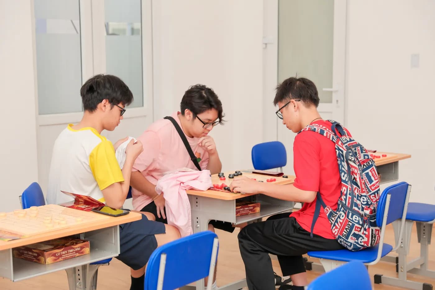 Hình ảnh khách tham dự trải nghiệm Cờ Thủy Tinh Châu tại sự kiện Lễ khánh thành của Trường TH-THCS Đông Sài Gòn.
