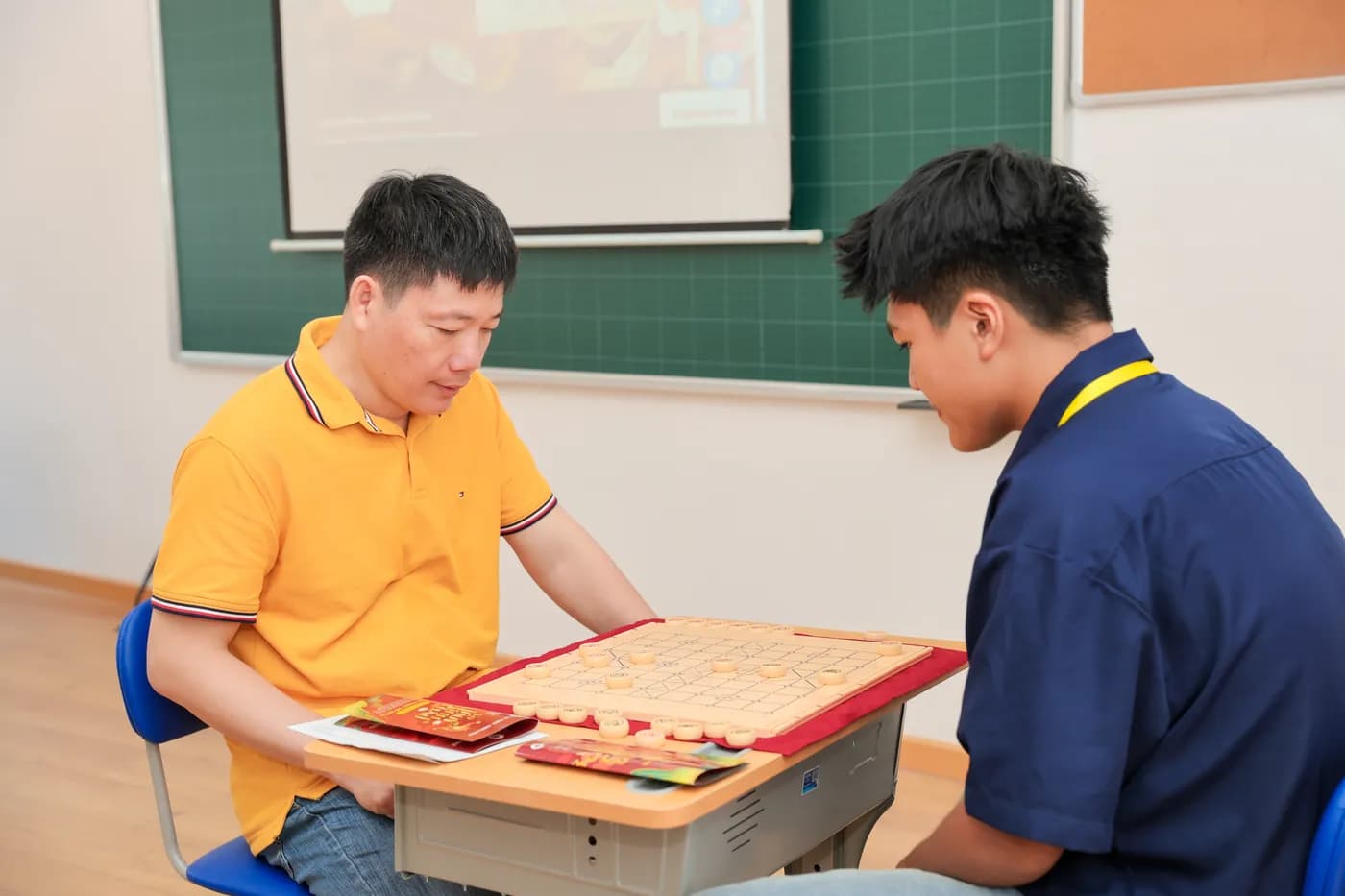 Hình ảnh khách tham dự trải nghiệm Cờ Thủy Tinh Châu tại sự kiện Lễ khánh thành của Trường TH-THCS Đông Sài Gòn.