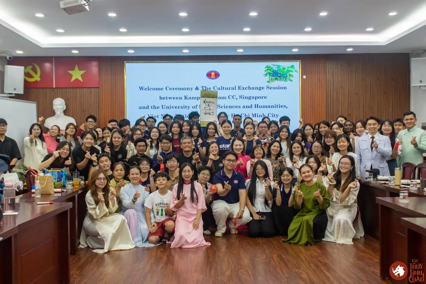 Hình ảnh chụp toàn thể khách tham dự tại chương trình giao lưu văn hóa quốc tế đầy ý nghĩa tại Trường Đại học Khoa học Xã hội và Nhân văn, kết nối cùng đoàn công tác Kampong Glam CC (Singapore) và các bạn sinh viên Khoa Đông phương học.