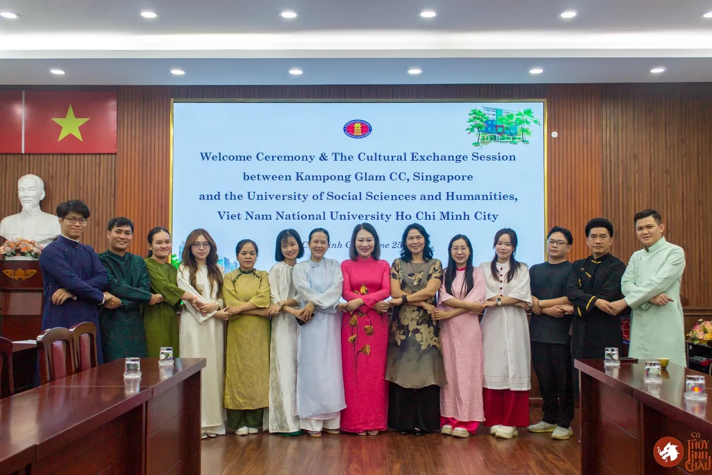 Hình ảnh các đại biểu tại chương trình giao lưu văn hóa quốc tế đầy ý nghĩa tại Trường Đại học Khoa học Xã hội và Nhân văn, kết nối cùng đoàn công tác Kampong Glam CC (Singapore) và các bạn sinh viên Khoa Đông phương học.