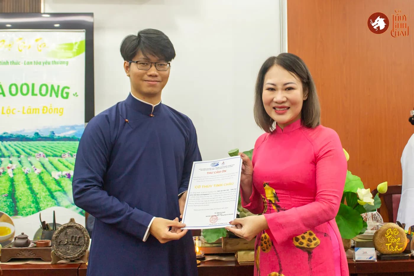 Hình ảnh PGS.TS Phan Thị Hồng Xuân trao Thư cảm ơn cho đại diện Cờ Thủy Tinh Châu tại chương trình giao lưu văn hóa quốc tế đầy ý nghĩa tại Trường Đại học Khoa học Xã hội và Nhân văn, kết nối cùng đoàn công tác Kampong Glam CC (Singapore) và các bạn sinh viên Khoa Đông phương học.
