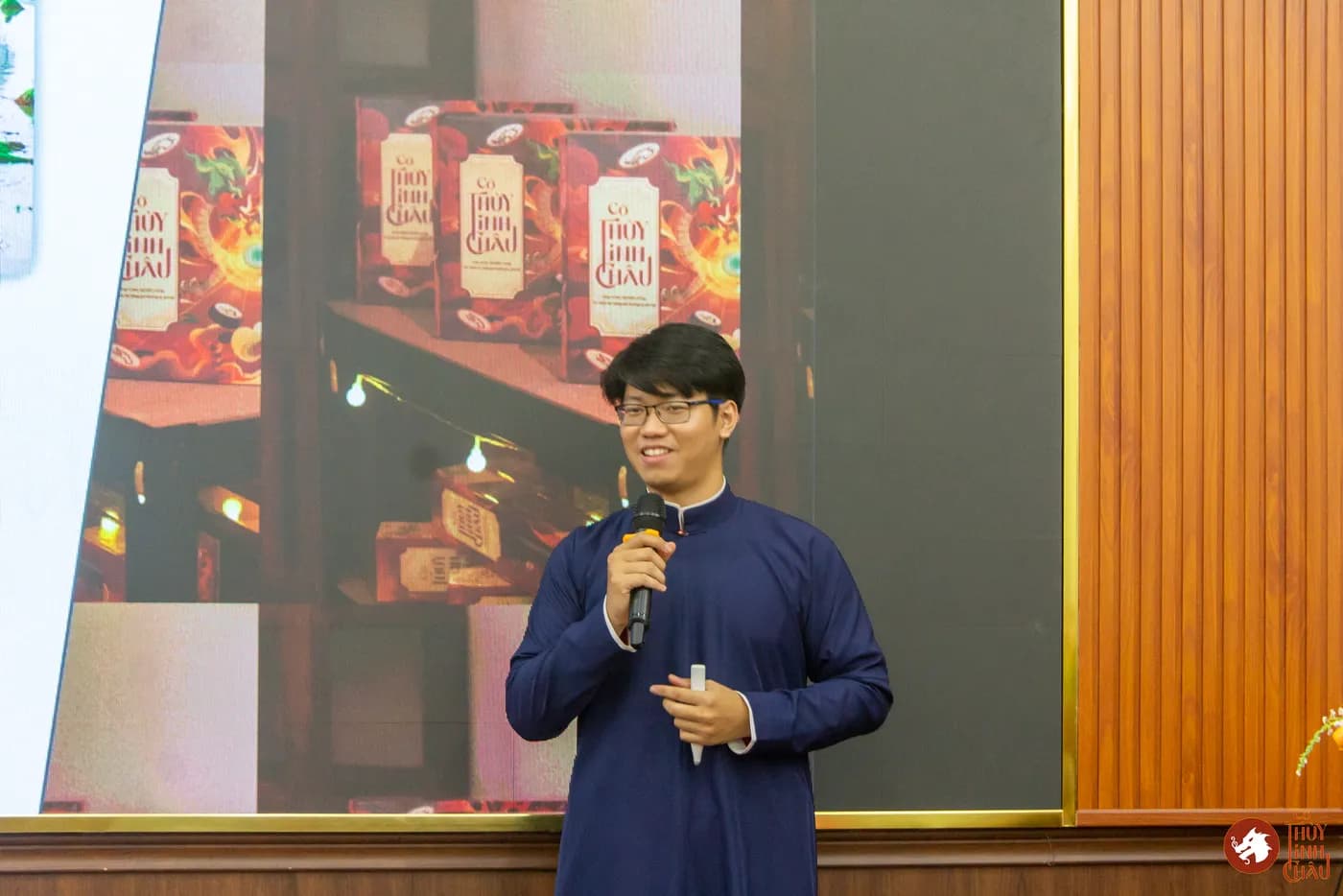Hình ảnh Co-founder Cờ Thủy Tinh Châu trình bày tại chương trình giao lưu văn hóa quốc tế đầy ý nghĩa tại Trường Đại học Khoa học Xã hội và Nhân văn, kết nối cùng đoàn công tác Kampong Glam CC (Singapore) và các bạn sinh viên Khoa Đông phương học.