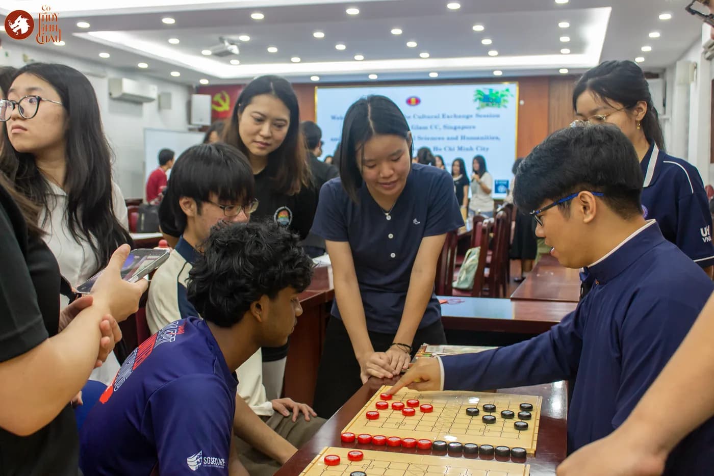 Hình ảnh các bạn sinh viên Singapore trải nghiệm Cờ Thủy Tinh Châu tại chương trình giao lưu văn hóa quốc tế đầy ý nghĩa tại Trường Đại học Khoa học Xã hội và Nhân văn, kết nối cùng đoàn công tác Kampong Glam CC (Singapore) và các bạn sinh viên Khoa Đông phương học.