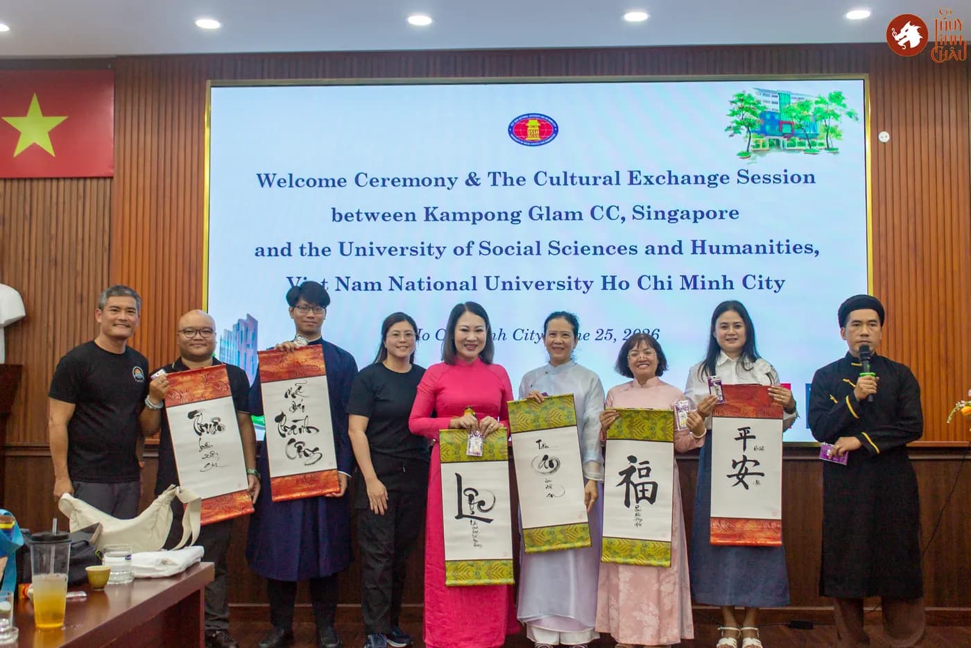 Hình ảnh toàn thể đại biểu tại chương trình giao lưu văn hóa quốc tế đầy ý nghĩa tại Trường Đại học Khoa học Xã hội và Nhân văn, kết nối cùng đoàn công tác Kampong Glam CC (Singapore) và các bạn sinh viên Khoa Đông phương học.