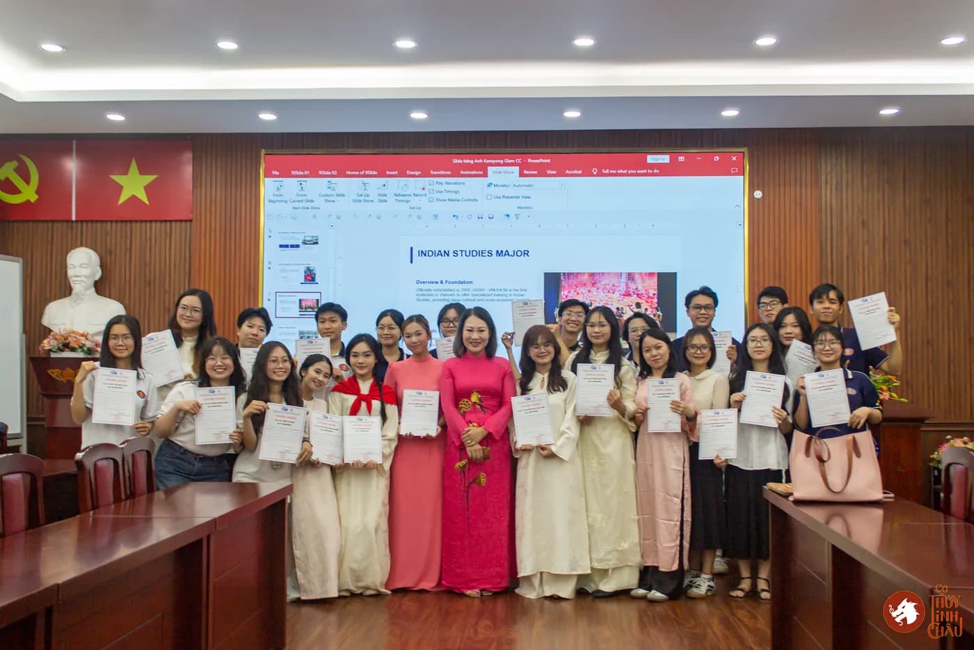 Hình ảnh chụp toàn thể các bạn sinh viên tại chương trình giao lưu văn hóa quốc tế đầy ý nghĩa tại Trường Đại học Khoa học Xã hội và Nhân văn, kết nối cùng đoàn công tác Kampong Glam CC (Singapore) và các bạn sinh viên Khoa Đông phương học.