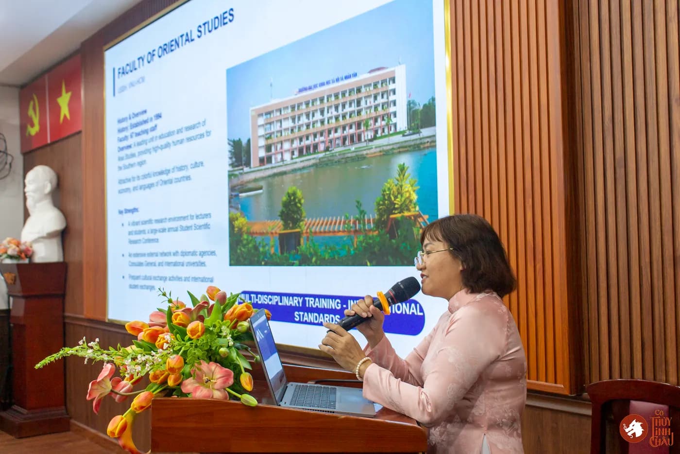 Hình ảnh phần trình bày của TS. Lê Thị Sinh Hiền – Phó Trưởng khoa Đông phương học tại chương trình giao lưu văn hóa quốc tế đầy ý nghĩa tại Trường Đại học Khoa học Xã hội và Nhân văn, kết nối cùng đoàn công tác Kampong Glam CC (Singapore) và các bạn sinh viên Khoa Đông phương học.