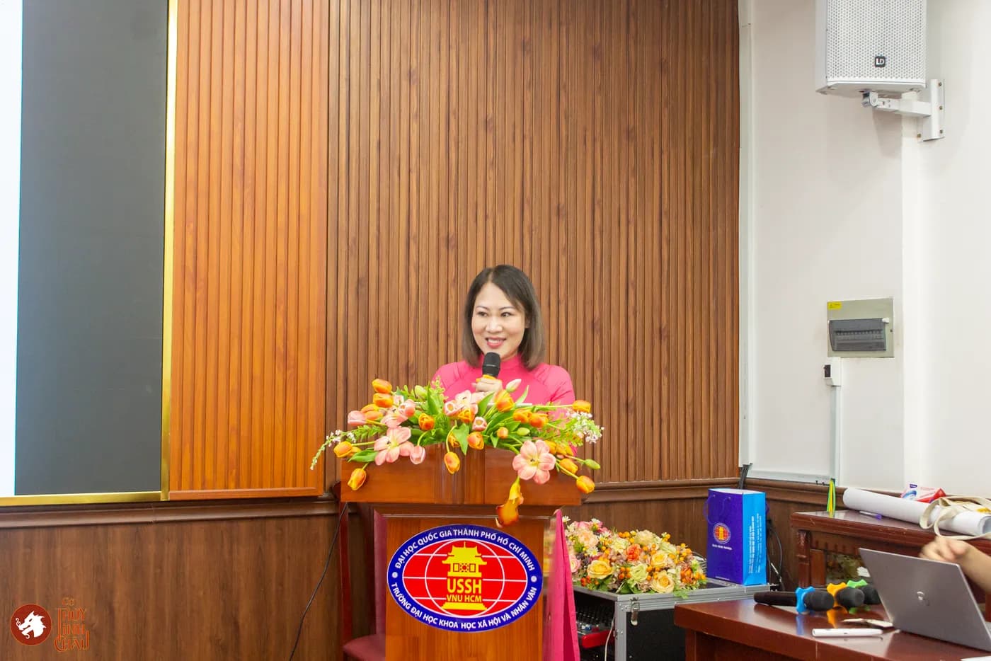 Hình ảnh PGS. TS Phan Thị Hồng Xuân phát biểu tại chương trình giao lưu văn hóa quốc tế đầy ý nghĩa tại Trường Đại học Khoa học Xã hội và Nhân văn, kết nối cùng đoàn công tác Kampong Glam CC (Singapore) và các bạn sinh viên Khoa Đông phương học.