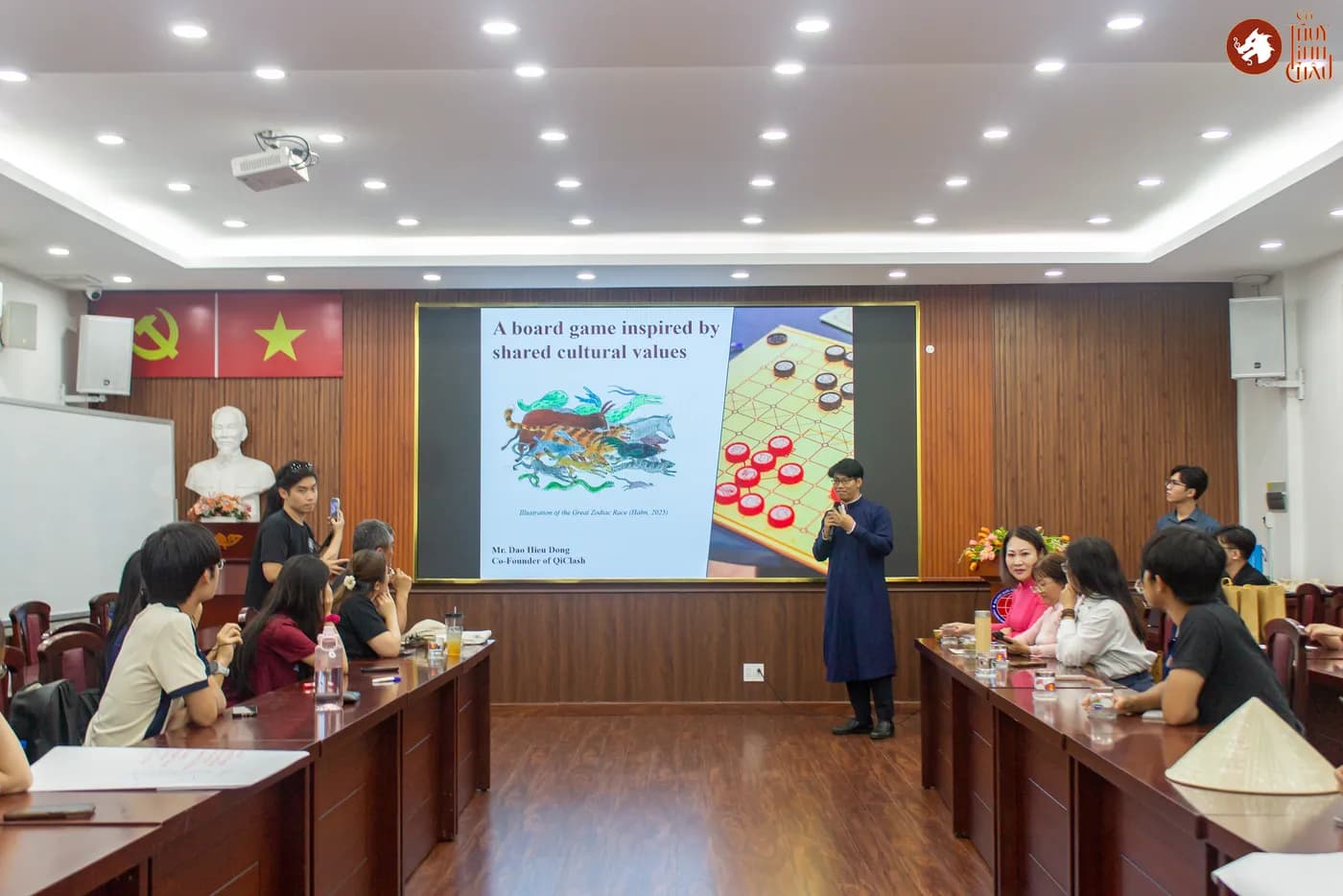Hình ảnh phần trình bày của Co-founder Cờ Thủy Tinh Châu tại chương trình giao lưu văn hóa quốc tế đầy ý nghĩa tại Trường Đại học Khoa học Xã hội và Nhân văn, kết nối cùng đoàn công tác Kampong Glam CC (Singapore) và các bạn sinh viên Khoa Đông phương học.