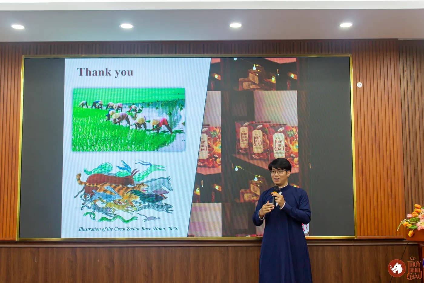 Hình ảnh phần trình bày của Co-founder Cờ Thủy Tinh Châu tại chương trình giao lưu văn hóa quốc tế đầy ý nghĩa tại Trường Đại học Khoa học Xã hội và Nhân văn, kết nối cùng đoàn công tác Kampong Glam CC (Singapore) và các bạn sinh viên Khoa Đông phương học.