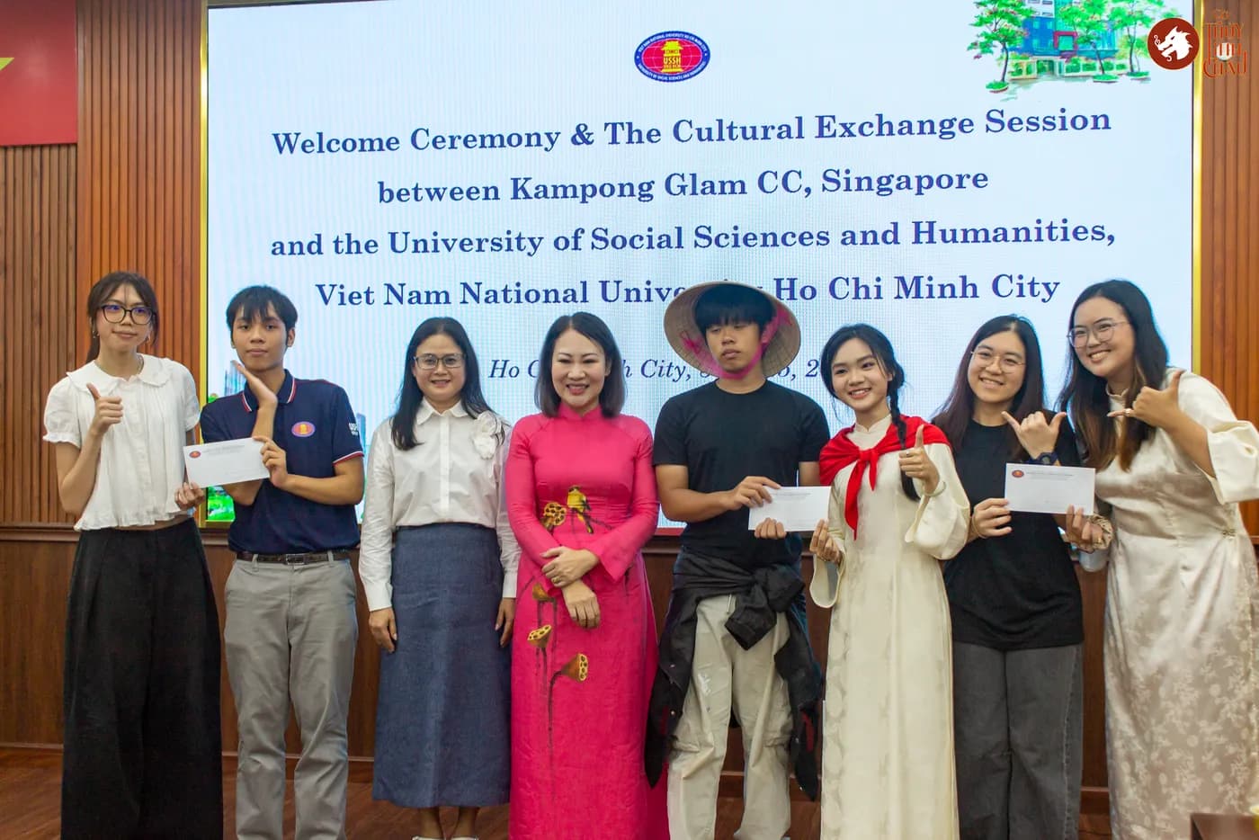 Hình ảnh các bạn sinh viên nhận những món quà từ PGS.TS Phan Thị Hồng Xuân tại chương trình giao lưu văn hóa quốc tế đầy ý nghĩa tại Trường Đại học Khoa học Xã hội và Nhân văn, kết nối cùng đoàn công tác Kampong Glam CC (Singapore) và các bạn sinh viên Khoa Đông phương học.